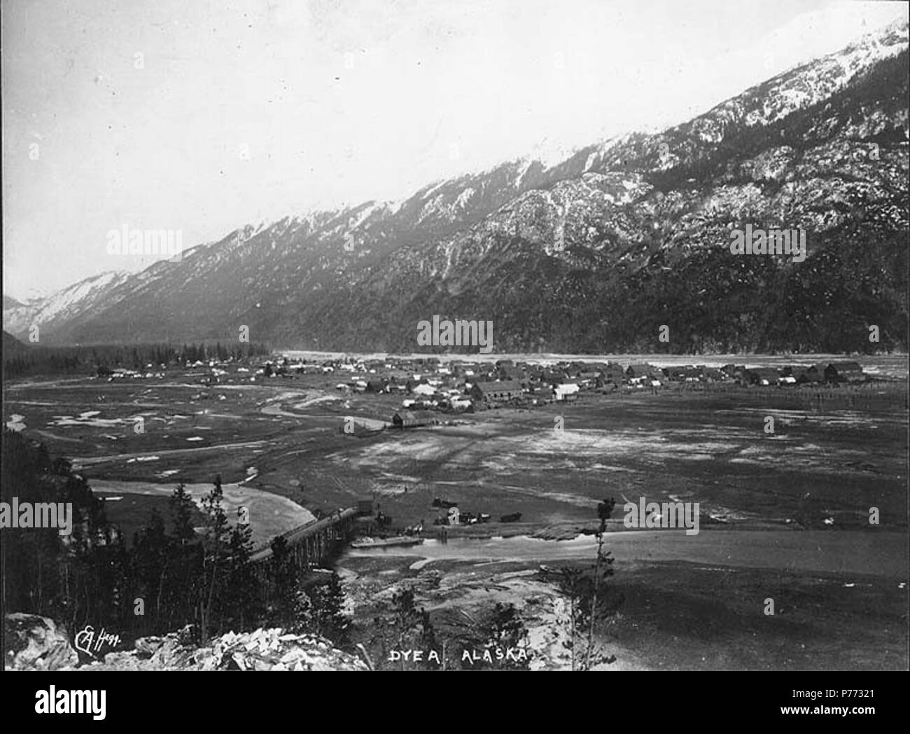 . Englisch: Blickrichtung Nordost Dyea, Alaska, Frühjahr 1898. Englisch: Legende auf Bild: "Ja, Alaska' Bild im Hegg Album 1, Seite 1. Zusätzliches Bild in PH-Coll 557,1 Themen (LCTGM): Dyea (Alaska); Flüsse - Alaska Themen (LCSH): Taiya River (Alaska). 1898 4 Blickrichtung Nordost Dyea, Alaska, Frühjahr 1898 HEGG (381) Stockfoto