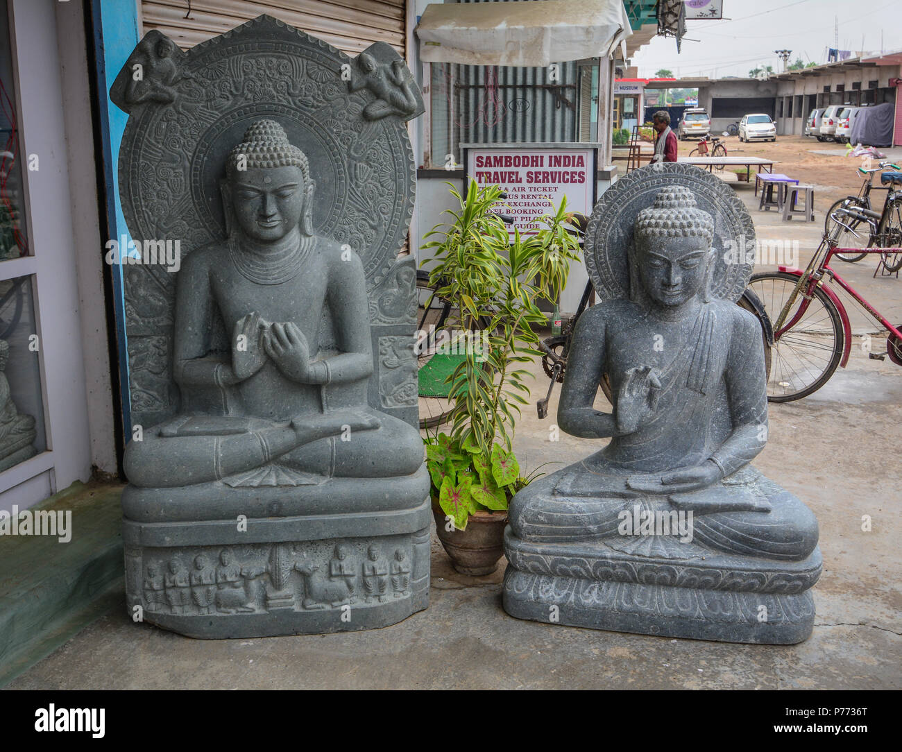 Bodhgaya, Indien - 9. Juli 2015. Buddha Statuen für den Verkauf in Bodhgaya, Indien. Bodhgaya ist die am meisten verehrten aller buddhistischen Heiligen Stätten. Stockfoto