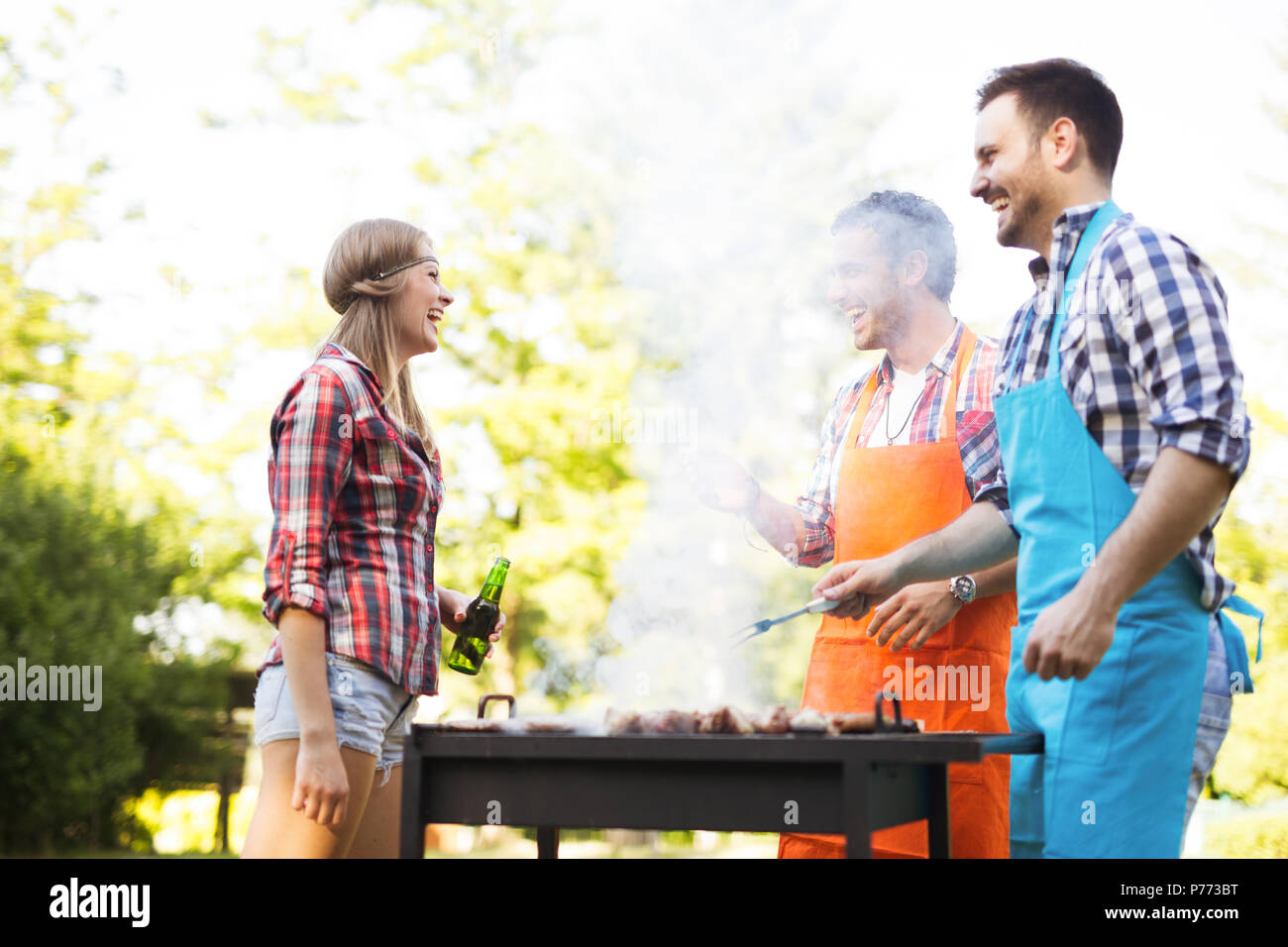 Junge Menschen Grillen im Freien Stockfoto