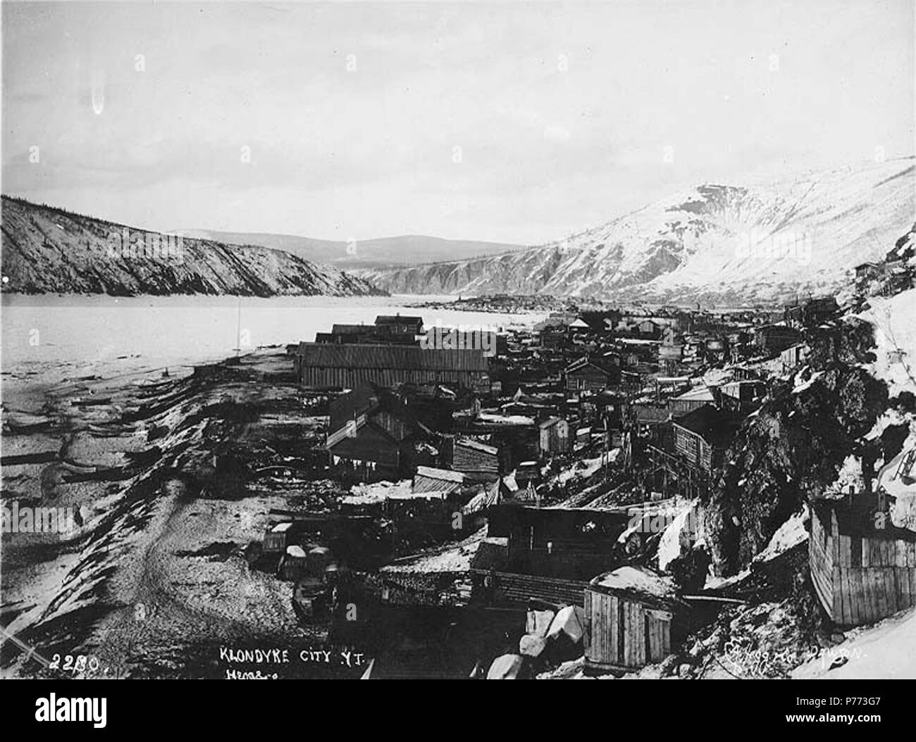 . Englisch: Klondike Stadt auf dem Yukon River im Winter im Yukon Territory, Ca. 1898. Englisch: Legende auf Bild: "Klondike Stadt Y.T.' Klondike Gold Rush. Themen (LCTGM): Flüsse -- Yukon; Städte & Dörfer -- Yukon Themen (LCSH): Klondike (Yukon); Yukon River (Yukon und Alaska). ca. 1898 6 Klondike Stadt auf dem Yukon River im Winter im Yukon Territory, ca 1898 HEGG (186) Stockfoto