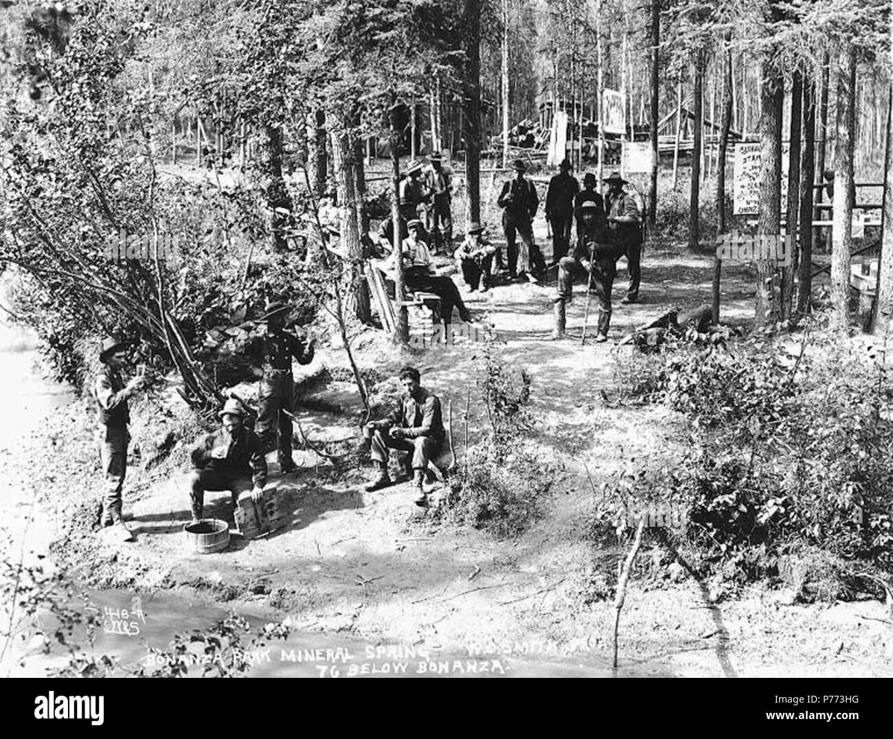 . Englisch: Klondykers erfaßt am Bonanza Park Mineralquellen, wahrscheinlich am Bonanza Creek, Yukon Territory, Ca. 1898. Englisch: Legende auf Bild: "Bonanza Park Mineralquelle W.O. Smith, Vorschl. 76 Unter Bonanza' Bild im Hegg Album 26, Seite 2. Original Foto von Eric A. Hegg B 322; kopiert von Webster und Stevens 418. a. Klondike Gold Rush. Themen (LCTGM): Springs - Yukon - Bonanza Creek Themen (LCSH): Bonanza Park Mineralquelle (Yukon). ca. 1898 7 Klondykers auf der Bonanza Park Mineralquellen versammelt, wahrscheinlich am Bonanza Creek, Yukon Territory, ca 1898 HEGG (189) Stockfoto