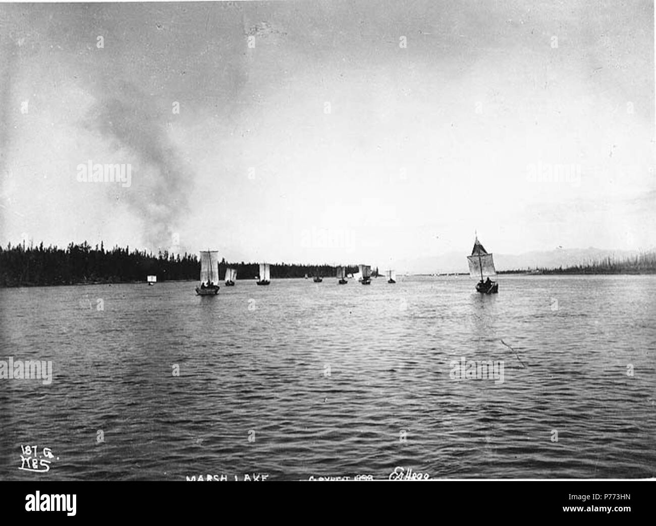 . Englisch: Klondykers Navigation Marsh Lake mit Segelbooten, Yukon Territory, Ca. 1898. Englisch: Legende auf Bild: 'Marsh See 'Original Foto von Eric A. Hegg 315; kopiert von Webster und Stevens 187. a. Klondike Gold Rush. Themen (LCTGM): Seen und Teiche - Yukon; Segelboote - Yukon - Marsh Lake Themen (LCSH): Marsh Lake (Yukon). ca. 1898 7 Klondykers Navigation Marsh Lake mit Segelbooten, Yukon Territory, ca 1898 HEGG (244) Stockfoto