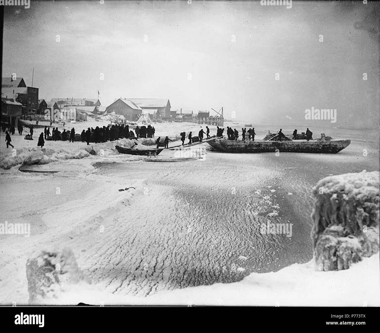 . Englisch: Laden der Fracht und Passagiere auf lightering Kahn vom Strand im Winter, Nome, Alaska, Ca. 1900. Englisch: Themen (LCTGM): Scows - Alaska - Nome; Versand - - Alaska - Nome; Eis - Alaska - Nome; Strände - Alaska - Nome Themen (LCSH): LEICHTERN - Alaska - Nome. ca. 1900 7 Laden der Fracht und Passagiere auf lightering Kahn vom Strand im Winter, Nome, Alaska, ca 1900 (HEGG 47) Stockfoto