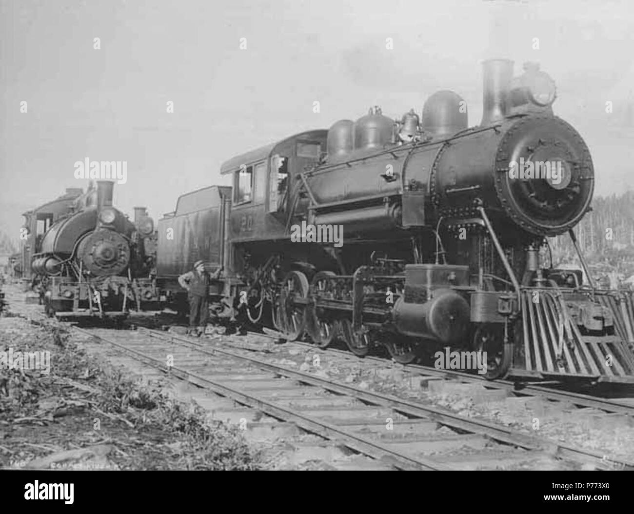 . Englisch: Lokomotive Nr. 3 und Nr. 20 des Copper River und Northwestern Railway, Ca. 1909. Englisch: Konstruktion Fotos der Copper River und Northwestern Railway entlang der Copper River von 1906-1911. Lok Nr. 3 war einer der sieben Dickson saddleback dinkies Anfang 1907 erworben. Auf der rechten Seite ist Nr. 20, ein Rhode-island Klasse 2-8-0 durch die amerikanische Lokomotive Co. hergestellt in 1907 und durch den Copper River Line im November dieses Jahres erworben. Bildunterschrift auf Bild: E.A. Hegg 168. Copper River Ry. PH-Coll 375.13 Themen (LCTGM): Eisenbahn Lokomotiven - Alaska; Eisenbahnschienen Stockfoto