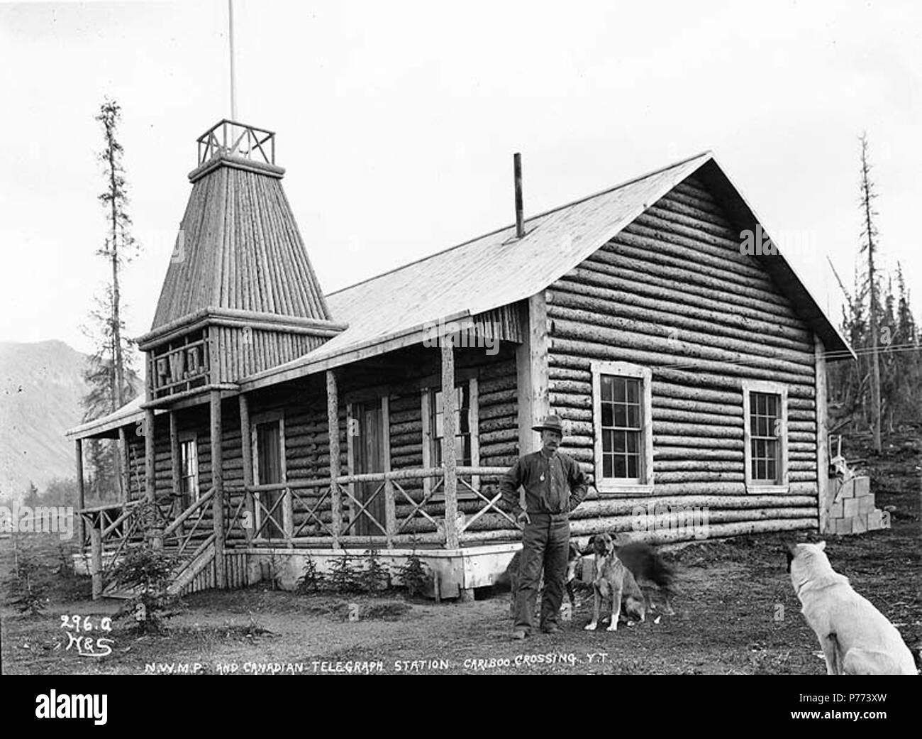 . Englisch: Log cabin Gehäuse die North-West Mounted Police und kanadischen Telegraph Station Büros, Carcross, Yukon Territory, Ca. 1899. Englisch: Legende auf Bild: "N.W.M.P. und kanadischen Telegraph Station Caribou Crossing, Y.T.' Original Foto von Eric A. Hegg 340; von Webster und Stevens 296.A. kopiert Themen (LCTGM): Telegraph Stationen ------ Yukon Carcross; Log Gebäude ------ Yukon Carcross Themen (LCSH): North West Mounted Police (Kanada). ca. 1899 7 Log cabin Gehäuse die North-West Mounted Police und kanadischen Telegraph Station Büros, Carcross, Yukon Territory, ca 1899 (HEGG 334) Stockfoto