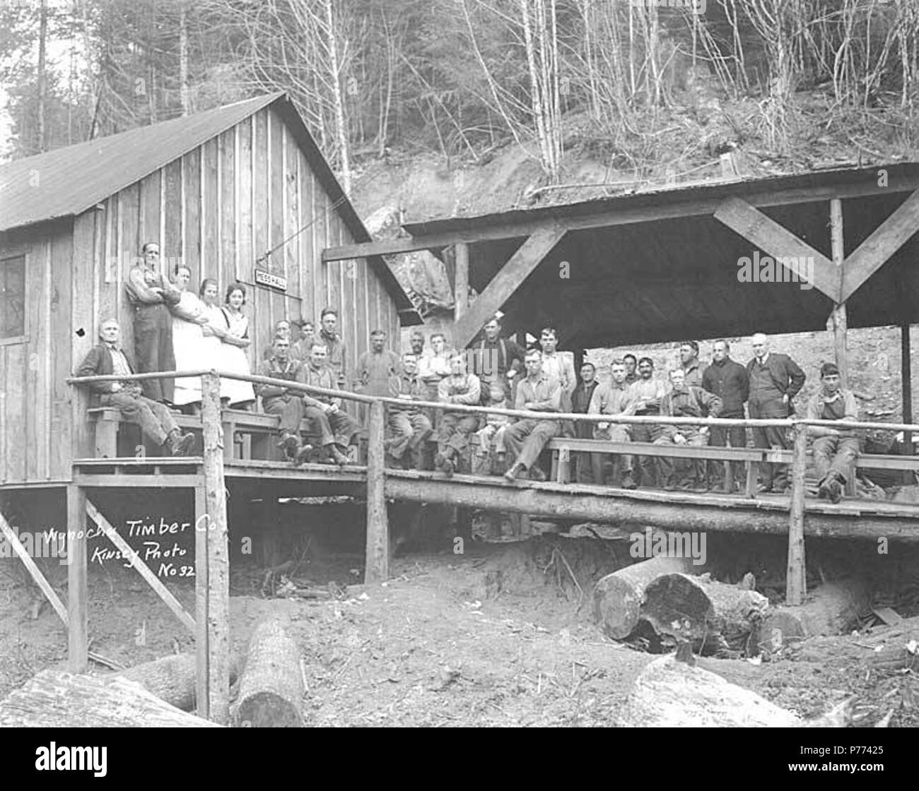 . Englisch: Protokollierung und Verwirrung Halle Mannschaften außerhalb der Messe, Wynooche Timber Company, Montesano, Ca. 1921. Englisch: Legende auf Bild: Wynoche Bauholz Co Kinsey Foto Nr. 32 PH-Coll 516.5203 Die Wynooche Holz unternehmen kann. 1913 mit Hauptsitz in Hoquiam und Protokollierung der Vorgänge in Montesano. Es war für Wynooche Tal im Nordosten Grays Harbor County genannt. Wynooche Timber Company wurde von Schafer Brüder Logging Company gekauft. 1927. Themen (LCTGM): Logger; Köche, Bedienungen - Washington (State); Durcheinander Hallen - Washington (State); Lumber Camps - Washington (State); Schnittholz i Stockfoto