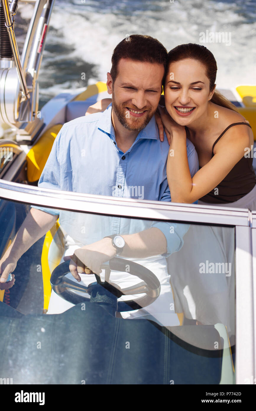 Glückliches junges Paar beim Ritt auf ihrer Yacht Stockfoto