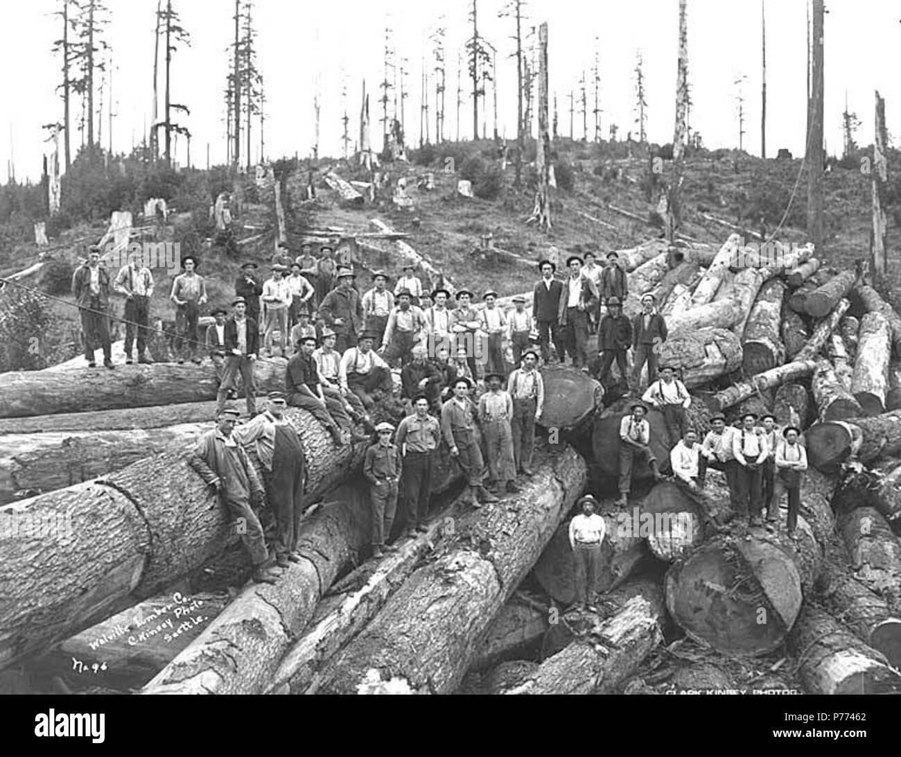 . Englisch: Logging Crew auf kalt Deck, mit Hüte auf, einschließlich eine asiatische Arbeiter und einem afroamerikanischen Arbeiter, walville Lumber Company, Ca. 1919. Englisch: Legende auf Bild: walville Lumber Co. C. Kinsey Foto, Seattle. Nr. 96 PH-Coll 516.4558 der Stadt Walville in Lewis County, 4 km südwestlich von Pe Ell auf der Pacific County Grenze entfernt. Es war Ursprünglich als Rock Creek und war der Ort des Rock Creek Lumber Company. Später hat seinen Namen von seinen Gründern, Michigan Holzfäller Walworth und Neville Wallville. Die Stadt begann im Jahre 1898 und 1930 gefaltet. Das Unternehmen Stadt wahrscheinlich Stockfoto