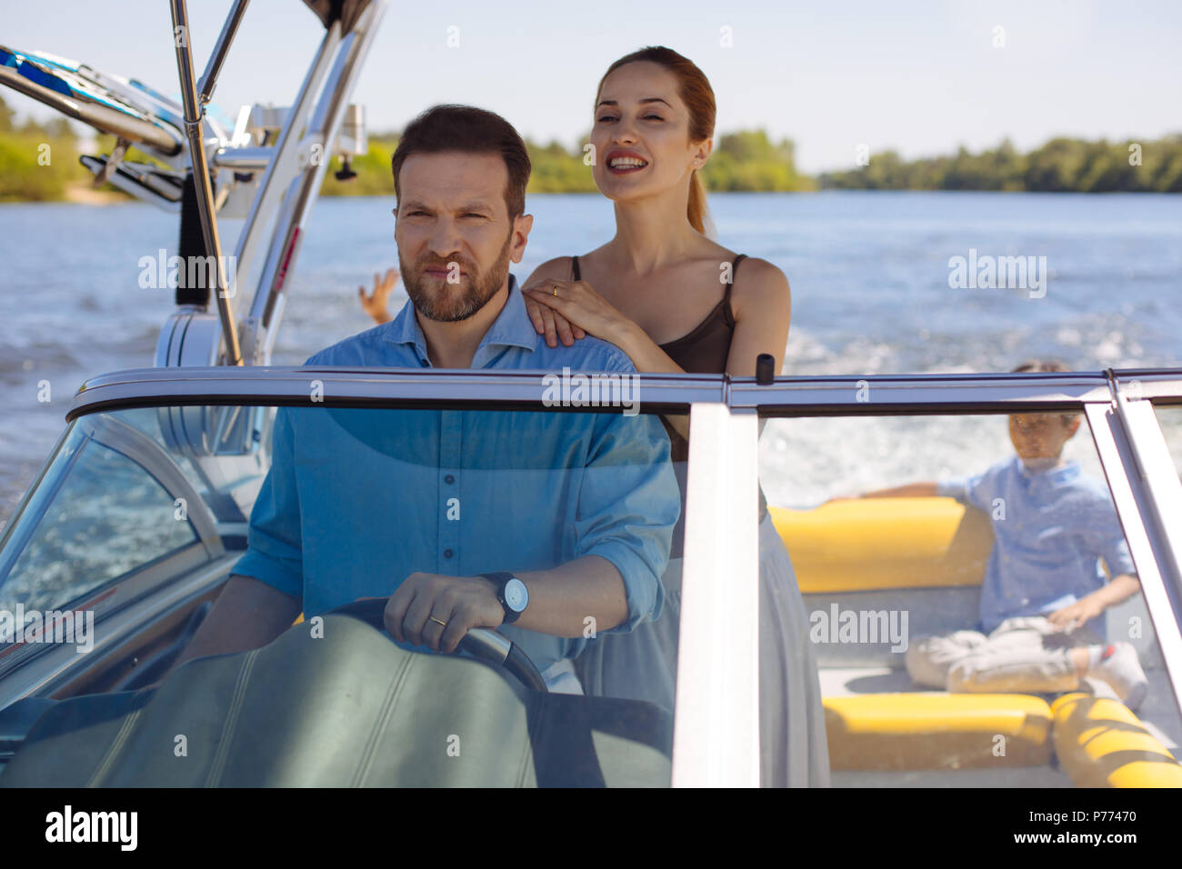 Angenehme junge Frau genießen Yacht fahren Stockfoto
