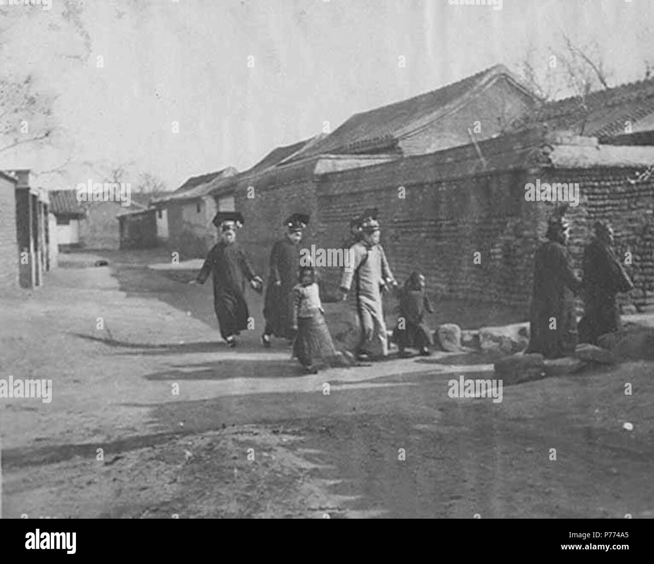 . Englisch: Mandschu Frauen und Kinder, Peking, China, nicht identifizierte. Englisch: auf Seite geschrieben: Hinweis Mandschu Kopfschmuck. Typische Wege wurden Schmutz gepflasterte PH-Coll 214. J 63 b. - Unidentifizierter 8 Mandschu Frauen und Kinder, Peking, China, nicht identifizierte (CHANDLESS 257) Stockfoto