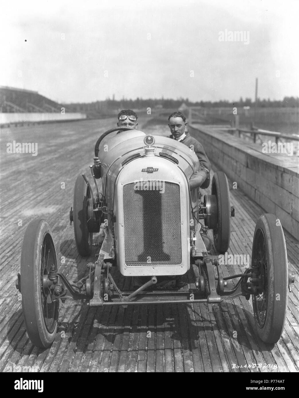 . Marvin D. Sammlung Boland BOLAND-B 2018. R.C. "Cliff" Durant, Kalifornien Millionär und Automobilhersteller, mit seiner "echanician 'Fred Comer, auf der Tacoma Speedway Track im Juli 1919. Fünf der bekanntesten racing Stars des Landes kam nach Tacoma für einen Tag - Nur Serie von drei Rennen. Cliff Durant würde Fellow racers Dario Resta, Louis Chevrolet, Eddie Hearne und Ralph Mulford am Tacoma Speedway melden Sie am 4.Juli ein Preisgeld von insgesamt $ 15.000. Herr Durant würde Pilot seine Chevrolet Special Nr. 1 am Nachmittag Rennen. Er hatte an dritter Stelle mit einer durchschnittlichen Geschwindigkeit von 102.56 mph o qualifizierte Stockfoto