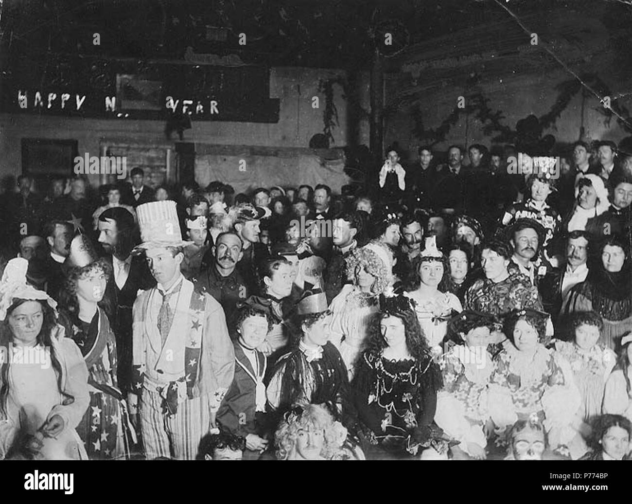 . Englisch: Maskenball zu feiern das neue Jahr, Pioneer Hall, Dawson City, Yukon Territory, Ca. 1899. Englisch: Themen (LCTGM): Bälle (Parteien) ------ Yukon Dawson; Neues Jahr ------ Yukon Dawson; Maskeraden - Yukon - Dawson. ca. 1899 8 Maskenball zu feiern das neue Jahr, Pioneer Hall, Dawson City, Yukon Territory, ca 1899 (HEGG 645) Stockfoto
