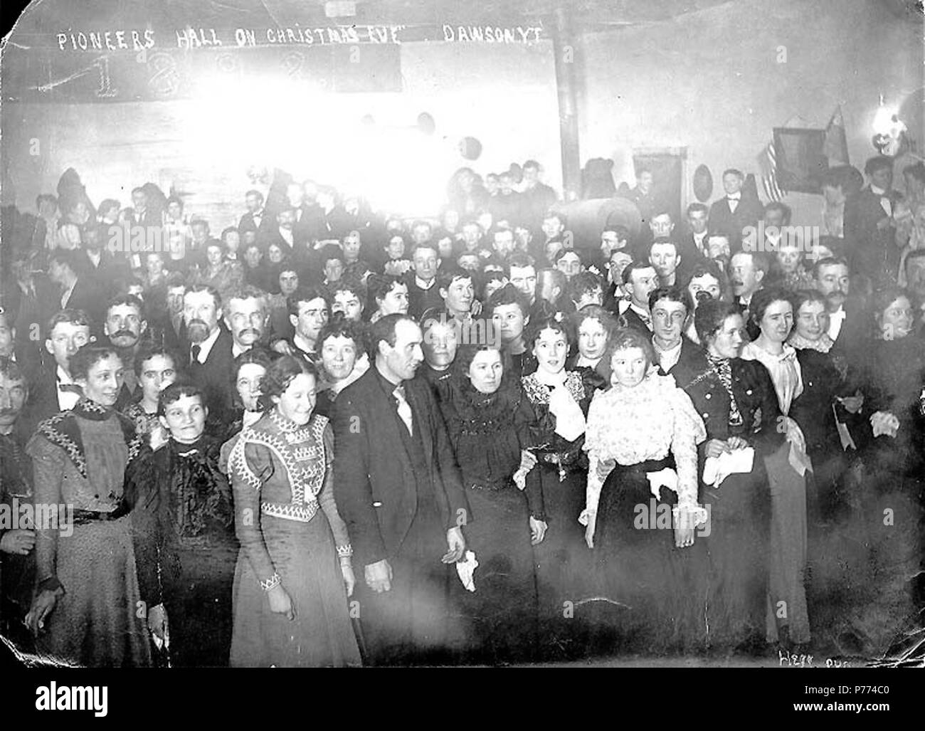 . Englisch: Männer und Frauen feiern Weihnachten im Pioneer Hall, Dawson City, Yukon Territory, Ca. 1899. Englisch: Legende zum Bild: 'Pioniere Halle am Heiligabend. DawsonY.T.' Themen (LCTGM): Weihnachten ------ Yukon Dawson; Urlaub ------ Yukon Dawson Themen (LCSH): Pioniere Halle (Dawson City, Yukon). ca. 1899 8 Männer und Frauen feiern Weihnachten im Pioneer Hall, Dawson City, Yukon Territory, ca 1899 HEGG (81) Stockfoto