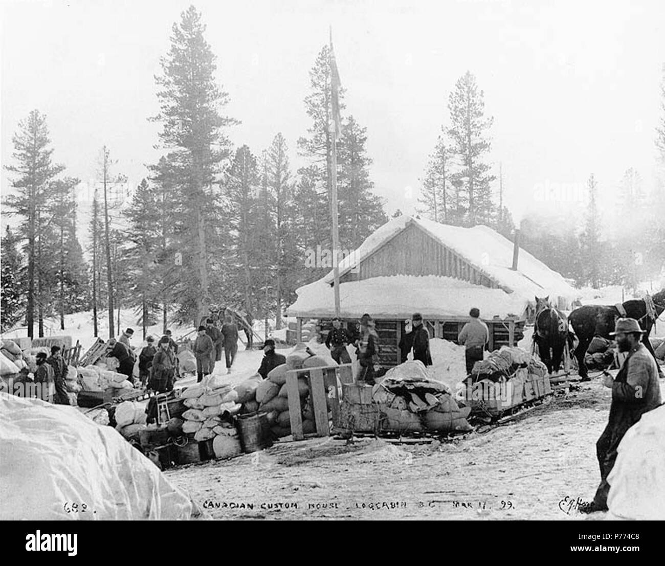 . Englisch: Männer und liefert rund um die Kanadische Custom House versammelt, Blockhaus, British Columbia, 17. März 1899. Englisch: Legende auf Bild: "Canadian Custom House, Blockhaus, B.C. Mar 17' 99'' Bild im Hegg Album 2, Seite 46. Klondike Gold Rush. Themen (LCTGM): Customhouses - - British Columbia --Log Cabin; Log Bauten - - British Columbia --Log Cabin Themen (LCSH): Log Cabin (v. Chr.). 1899 8 Männer und liefert rund um die Kanadische Custom House versammelt, Blockhaus, British Columbia, 17. März 1899 (HEGG 558) Stockfoto