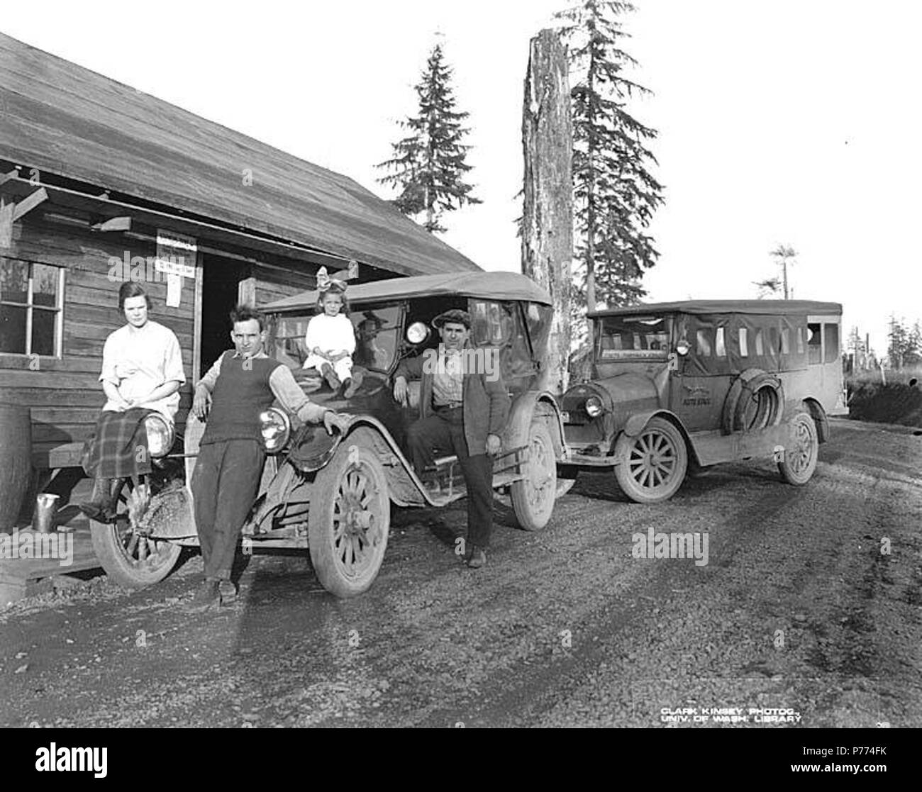 . Englisch: Mann, Frau und Kind außerhalb Stampson's Store, mit Coats-Fordney Bühne (auch als Stampson Auto bekannt), Coats-Fordney Lumber Company, Ca. 1920. Englisch: PH-Coll 516.620 Die Coats-Fordney Lumber Company heraus begann, wie der A.F. Mäntel Lumber Company im Jahr 1905 mit Sitz in Aberdeen. Es wurde das Coats-Fordney Lumber Company im Jahre 1910 und 1924, war es die Donovan-Corkery Lumber Company genannt. Themen (LCTGM): Männer - Washington (State); Frauen - Washington (State) Mädchen - Washington (State); Allgemeine speichert - Washington (State); Busse - Washington (State); Coats-Fordney Bauholz Standort Stockfoto