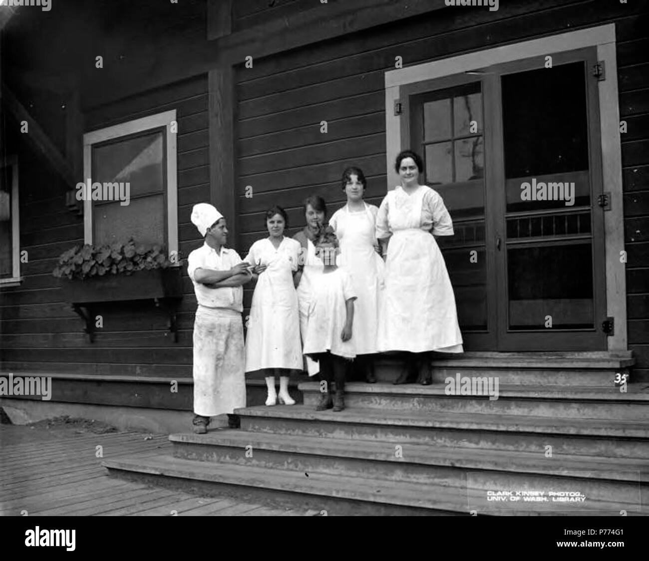 . Englisch: Messe Crew, darunter Frauen und Kinder, Brookings Holz und Lumber Company, Brookings, Ca. 1919. Englisch: eine Abteilung der Kalifornien und Oregon Lumber Company. Bildunterschrift: auf Bild 35, Brookings Brookings 516.272 PH-Coll ist eine Stadt in der Nähe der kalifornischen Grenze im Curry County, Oregon. Die Stadt wurde nördlich der Chetco River im Jahr 1913 von der Brookings Holz und Lumber Company gegründet. Die Vermögenswerte des Unternehmens wurden mit der Del Norte in Nordkalifornien zusammengeführt und bilden die Kalifornien und Oregon Lumber Company. Die C&O Lumber Company Mühle geschlossen im Jahre 1925. Themen (LCSH): xyz Stockfoto