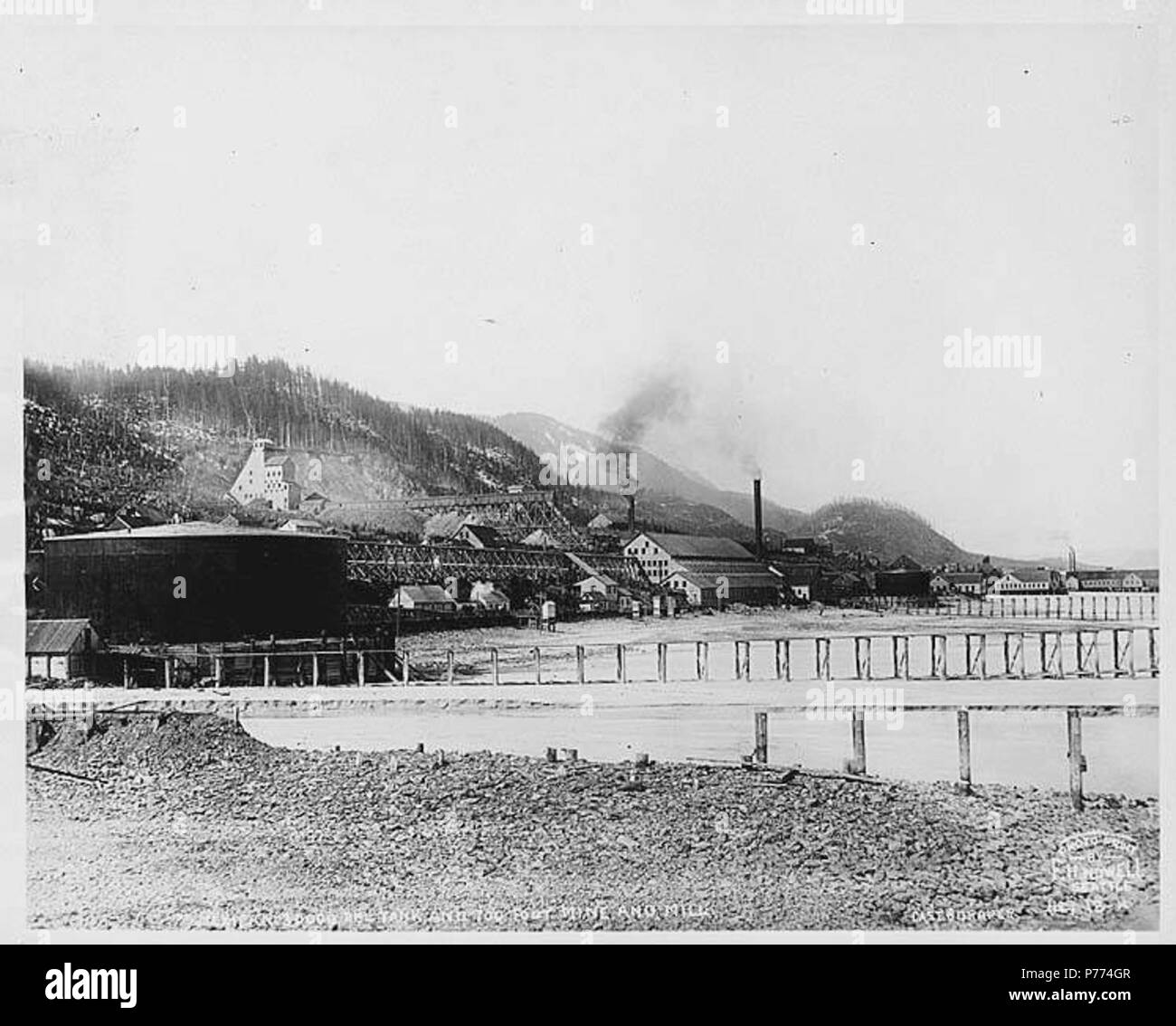 . Englisch: Mexikanische Papierfabriken, Treadwell Gold Mining Co. Mine, Douglas Insel, Ca. 1910. Englisch: Original Foto Tasche & Draper (). Links auf dem Foto ist die mexikanische öl Tank. Direkt über dem Öltank ist die "Zentrale Hoist". In der Mitte des Foto am Strand ist der "700 Mill'. Bildunterschrift auf das Bild: [Illeg.] Tank und 700 Fuß mine und Mühle. Foto drucken von F.H. Nowell, Seattle. Tasche & Draper, 18 N. Auf der Rückseite des Bildes: Mexikanische Mühle, 500-Fuß-Ebene Mühle, Treadwell Mine, Douglass, Aa. Von Harry Christoffer identifiziert. Nowell N1 Douglas liegt an der Nordostküste von D Stockfoto
