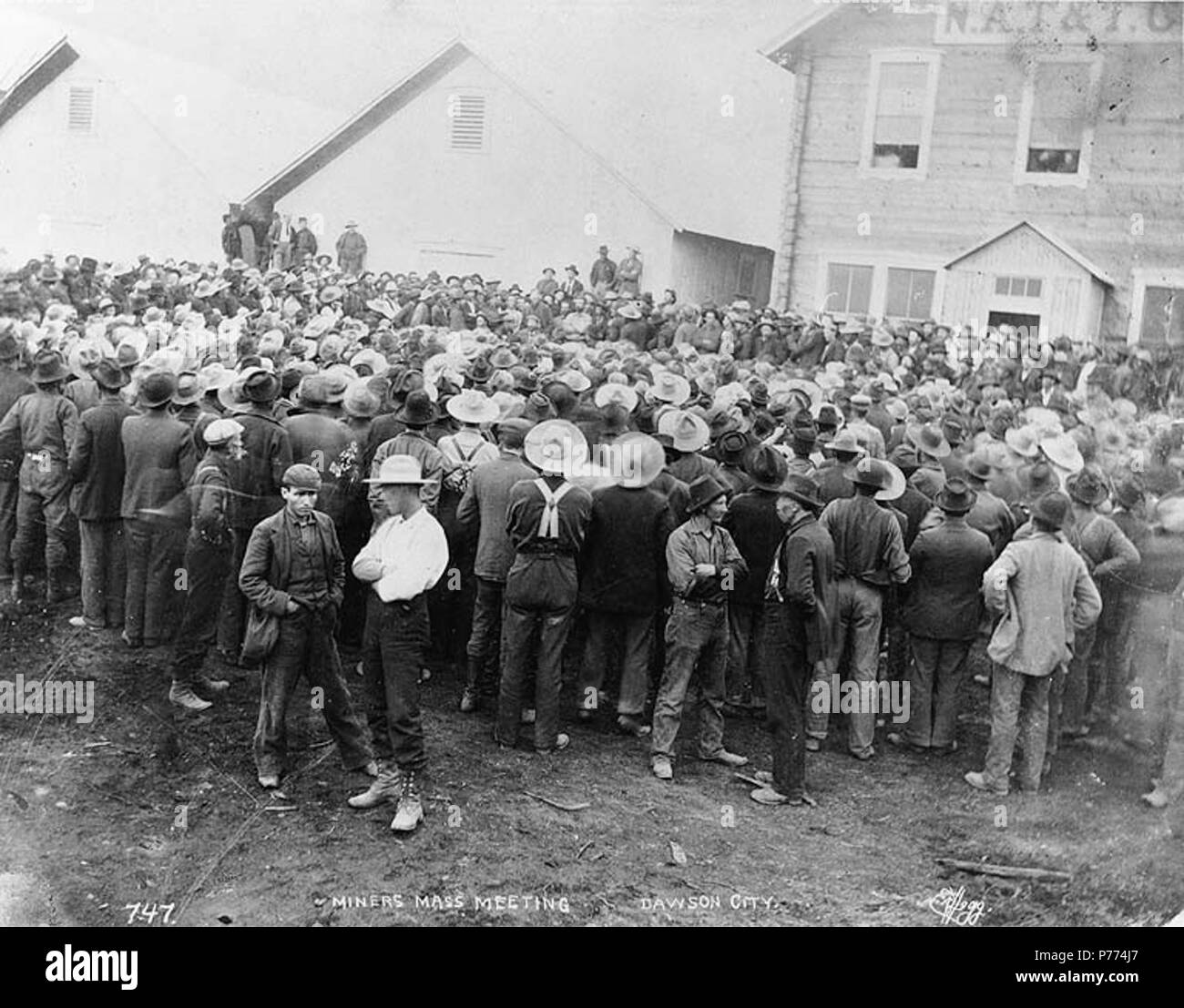 . Englisch: Bergarbeiter in der Straße versammelt für eine Sitzung, Dawson City, Yukon Territory, Ca. 1898. Englisch: Legende auf Bild: 'Miners Massenversammlung. Dawson City "Klondike Gold Rush. Themen (LCTGM): Gold Miner ------ Yukon Dawson; Sitzungen ------ Yukon Dawson; Gebäude ------ Yukon Dawson. ca. 1898 9 Bergleute in der Straße versammelt für eine Sitzung, Dawson City, Yukon Territory, ca 1898 HEGG (154) Stockfoto