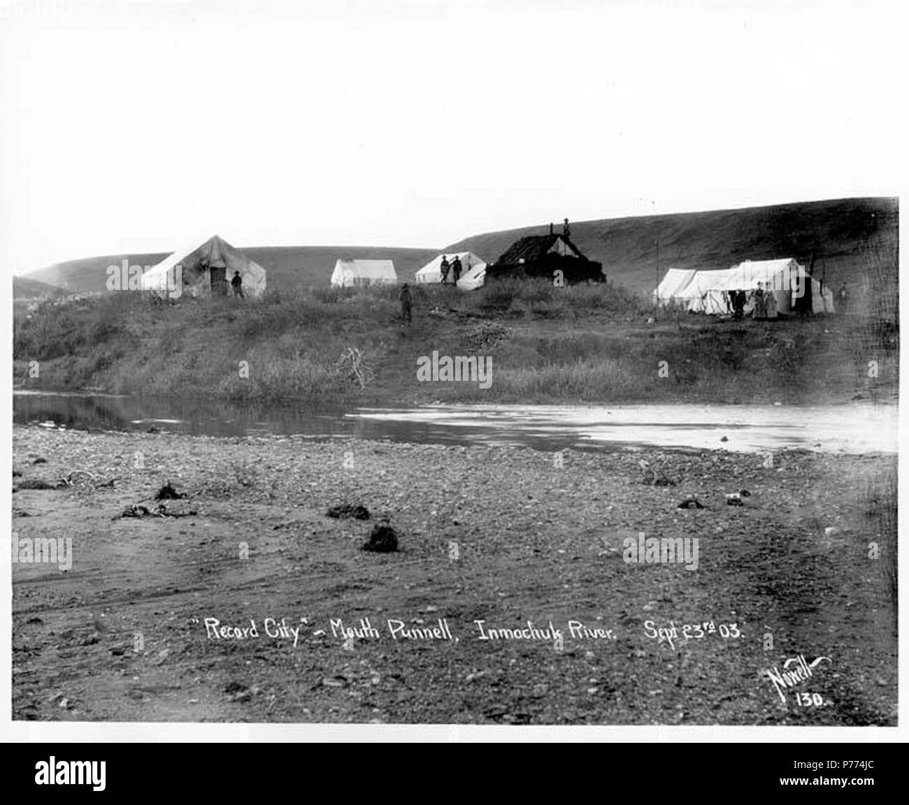. Englisch: Mining Camp auf Rekordniveau Stadt, Kreuzung der Pinnel Fluss und Inmachuk River, Alaska, 23. September 1903. Englisch: Legende auf Bild: Datensatz Stadt, Mund, Punnell Inmachuk Fluss, Sept. 23., 03. Nowell 130 Themen (LCTGM): Mining Camps - Alaska --Record Stadt; Zelte - Alaska --Record Stadt Themen (LCSH): Goldminen und Bergbau - Alaska --Record Stadt. 1903 9 Mining Camp auf Rekordniveau Stadt, Kreuzung der Pinnel Fluss und Inmachuk River, Alaska, 23. September 1903 (NOWELL 57) Stockfoto . Englisch: Mining Camp auf Rekordniveau Stadt, Kreuzung der Pinnel Fluss und Inmachuk River, Alaska, 23. September 1903. Englisch: Legende auf Bild: Datensatz Stadt, Mund, Punnell Inmachuk Fluss, Sept. 23., 03. Nowell 130 Themen (LCTGM): Mining Camps - Alaska --Record Stadt; Zelte - Alaska --Record Stadt Themen (LCSH): Goldminen und Bergbau - Alaska --Record Stadt. 1903 9 Mining Camp auf Rekordniveau Stadt, Kreuzung der Pinnel Fluss und Inmachuk River, Alaska, 23. September 1903 (NOWELL 57) Stockfoto