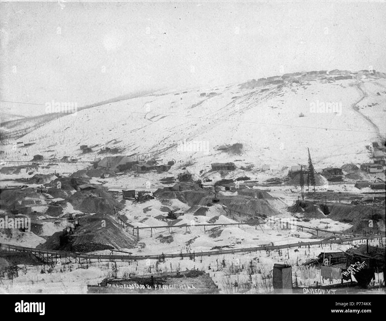 . Englisch: Bergbau Ansprüche auf Eldorado Creek und French Hill, Yukon Territory, Ca. 1898. Englisch: Legende auf Bild: "Nr. 16 & 17 Eldorado & French Hill 'Klondike Gold Rush. Themen (LCTGM): Gold mining -- Yukon; Bergbau Ansprüche -- Yukon Themen (LCSH): Yukon - Gold Entdeckungen. ca. 1898 9 Bergbau Ansprüche auf Eldorado Creek und French Hill, Yukon Territory, ca 1898 HEGG (526) Stockfoto