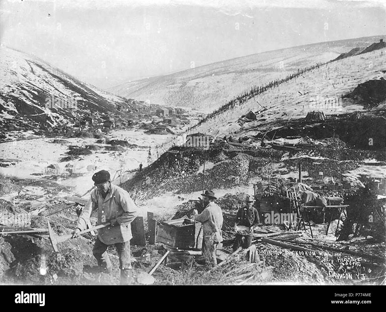 . Englisch: Bergbau Betrieb auf Skookum Hill, Yukon Territory, Ca. 1898. Englisch: Legende auf Bild: 'Mining auf Skookum Hügel' Klondike Gold Rush. Themen (LCTGM): Gold Miner -- Yukon -- Skookum Hügel; Gold mining -- Yukon -- Skookum Hill; Bergbau Ansprüche -- Yukon -- Skookum Hill Themen (LCSH): Yukon - Gold Entdeckungen. ca. 1898 9 Bergbau Betrieb auf Skookum Hill, Yukon Territory, ca 1898 (HEGG 585). Stockfoto