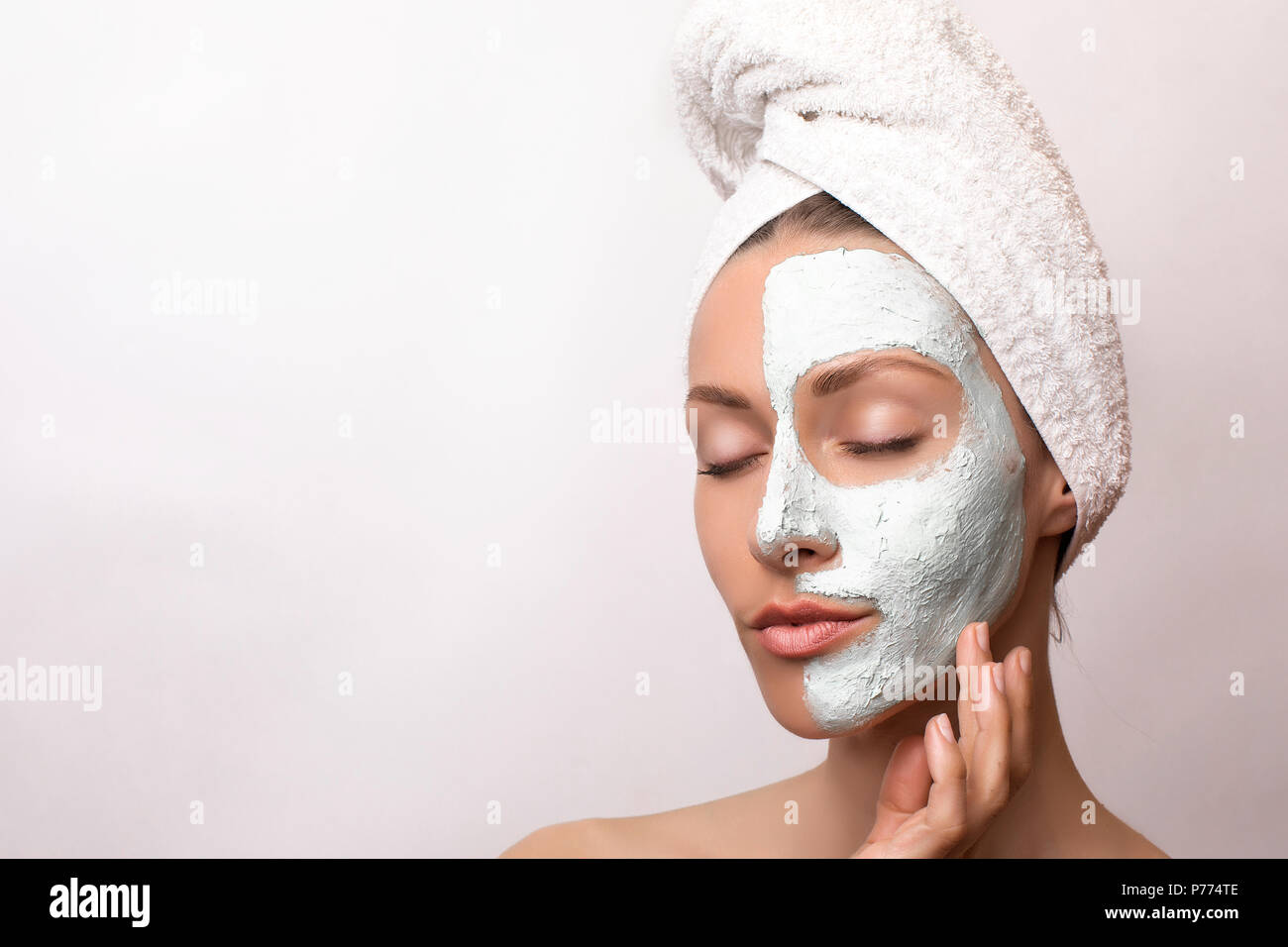 Gesicht peeling Maske, Wellness Schönheitspflege, Hautpflege. Close-up. Spa Therapie für junge Frau. Lehm Maske Stockfoto