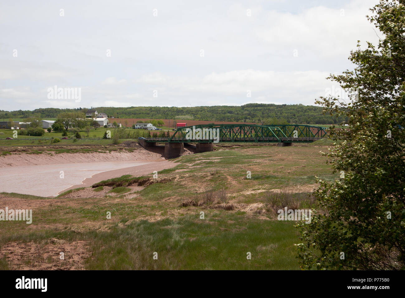 Die beiden grünen Brücken sind ein Wahrzeichen in den Bereichen Avonport, Gaspereau und Grand Pre, Nova Scotia. Stockfoto