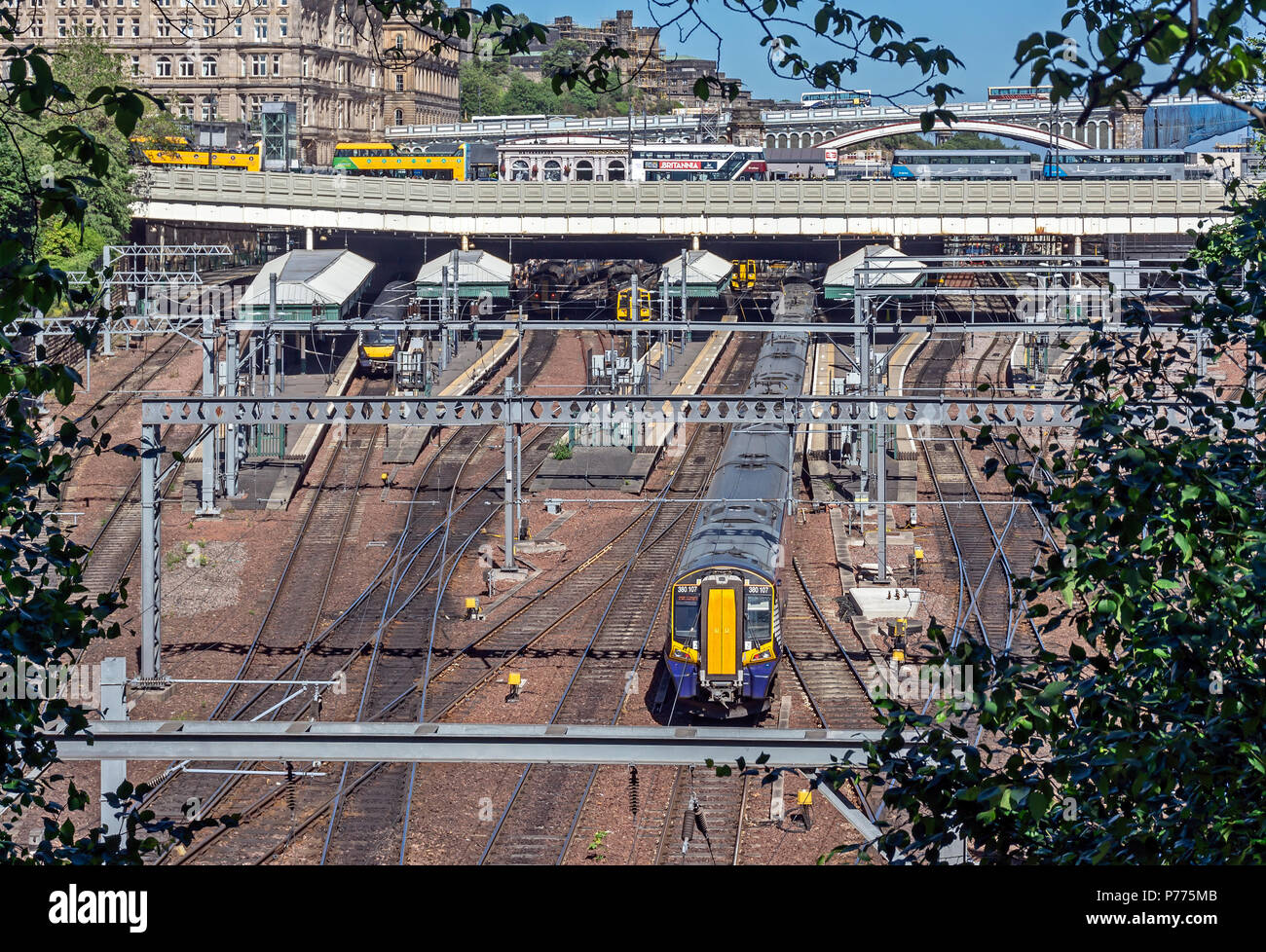 Elektrischer Triebzug Klasse 380 Ankunft am Bahnhof Waverley in Edinburgh Schottland Großbritannien von Glasgow Stockfoto