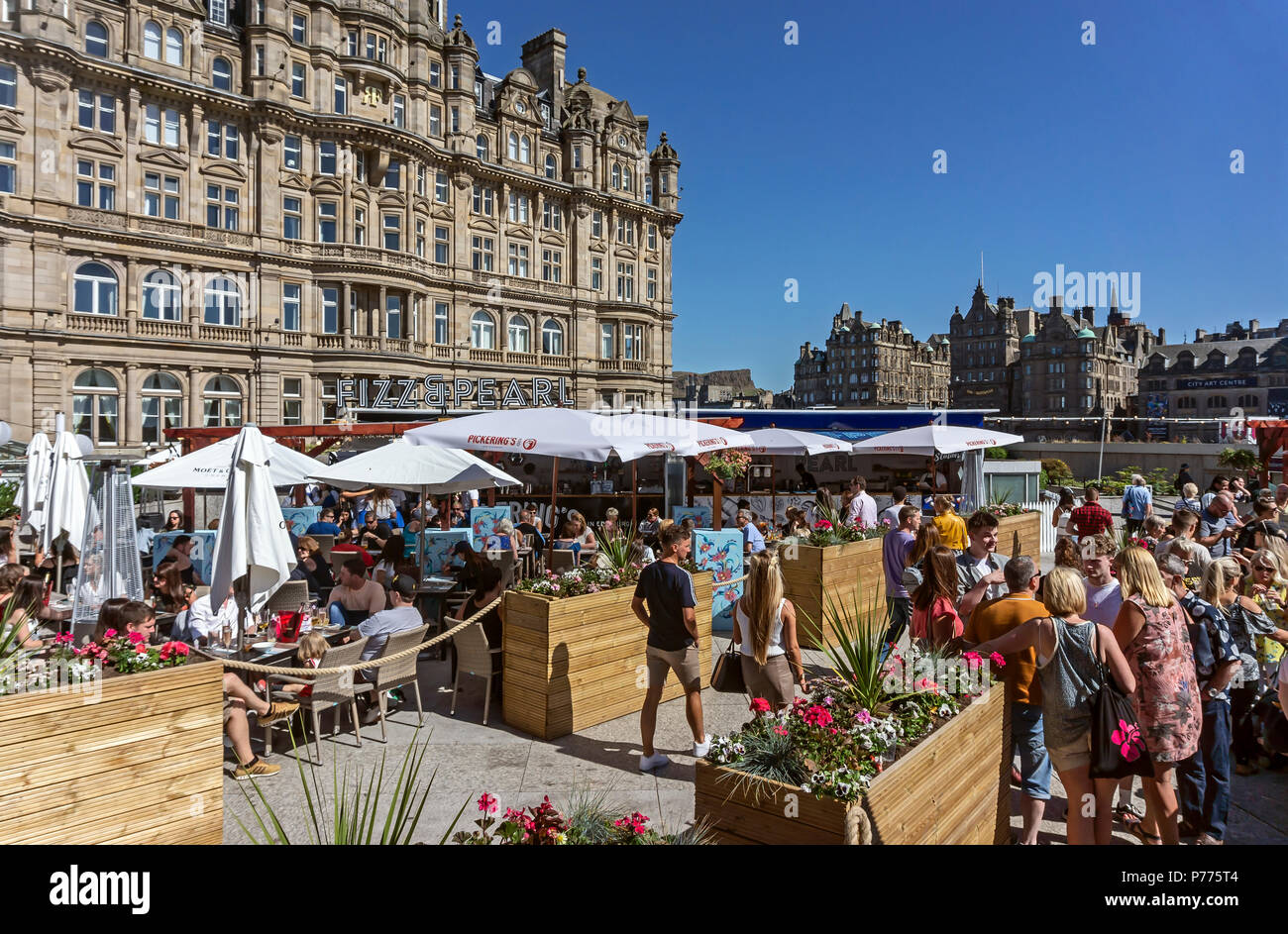 Festival Village auf der Waverley Mall mit Cafe Kultur und Essen trinken in Edinburgh Schottland Großbritannien Stockfoto