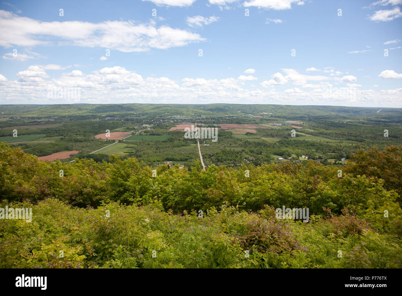 Unten ein Blick auf die Gemeinde von Bridgetown, Nova Scotia im Annapolis Valley aus dem Norden Berg Stockfoto