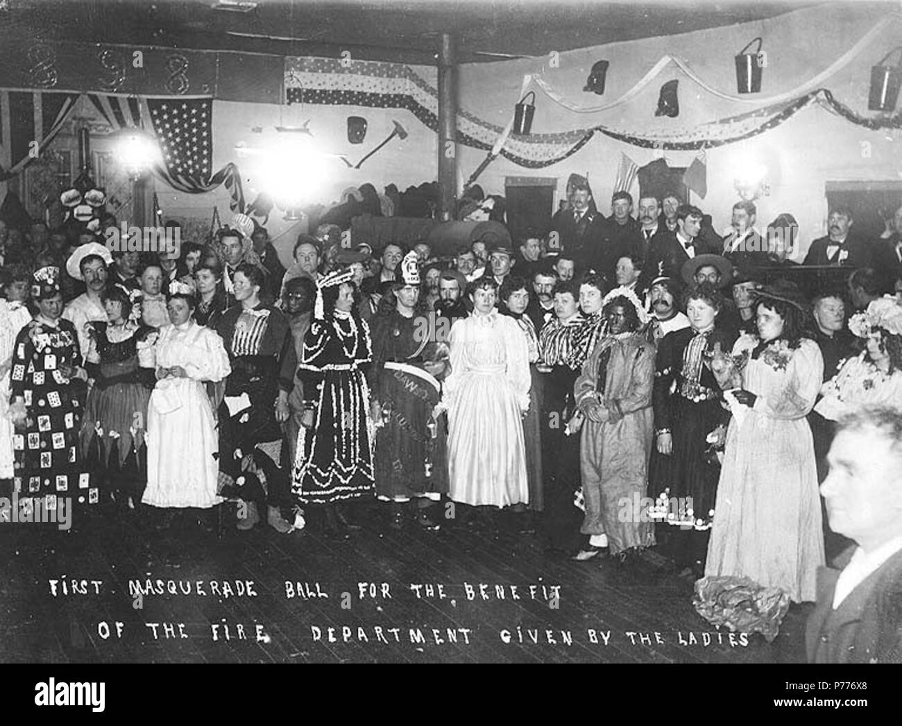 . Englisch: Erste Maskenball zugunsten der Feuerwehr durch die Damen von Dawson City, Yukon Territory, 23. Oktober 1898 gegeben. Englisch: Legende auf Bild: "Ersten Maskenball zugunsten der Feuerwehr durch die Damen von Dawson. Okt. 23 "98. Klondike Gold Rush. Themen (LCTGM): maskeraden - Yukon - Dawson; Kugeln (Parteien) ------ Yukon Dawson; Frauen---- Yukon Dawson. 1898 5 ersten Maskenball zugunsten der Feuerwehr durch die Damen von Dawson City, Yukon Territory, 23. Oktober 1898 (HEGG 27 gegeben) Stockfoto