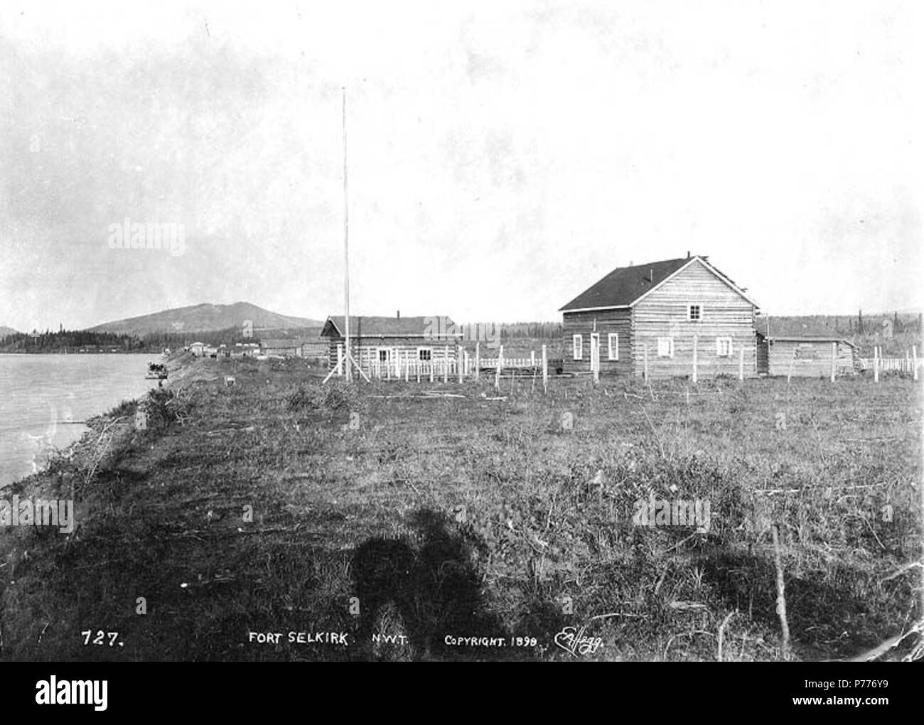 . Englisch: Fort Selkirk auf dem Yukon River im Yukon Territory, 1898. Englisch: Legende zum Bild: 'Fort Selkirk, N.W.T. 1898 Themen (LCTGM): Forts und Befestigungsanlagen - Yukon; Flüsse -- Yukon Themen (LCSH): Fort Selkirk (Yukon); Yukon River (Yukon und Alaska). 1898 5 Fort Selkirk auf dem Yukon River im Yukon Territory, 1898 (HEGG 587) Stockfoto
