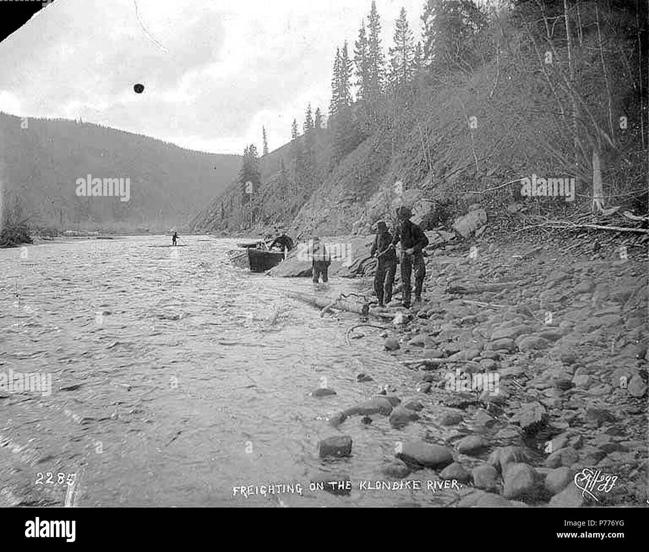 . Englisch: Vier Männer schleppen auf der Bank des Klondike River im Yukon Territory, Ca. 1898. Englisch: Legende auf Bild: "befrachtung am Klondike River". Klondike Gold Rush. Themen (LCTGM): Flüsse -- Yukon; Ruderboote -- Yukon Themen (LCSH): Klondike River (Yukon). ca. 1898 5 vier Männer schleppen auf der Bank des Klondike River im Yukon Territory, ca 1898 HEGG (388) Stockfoto