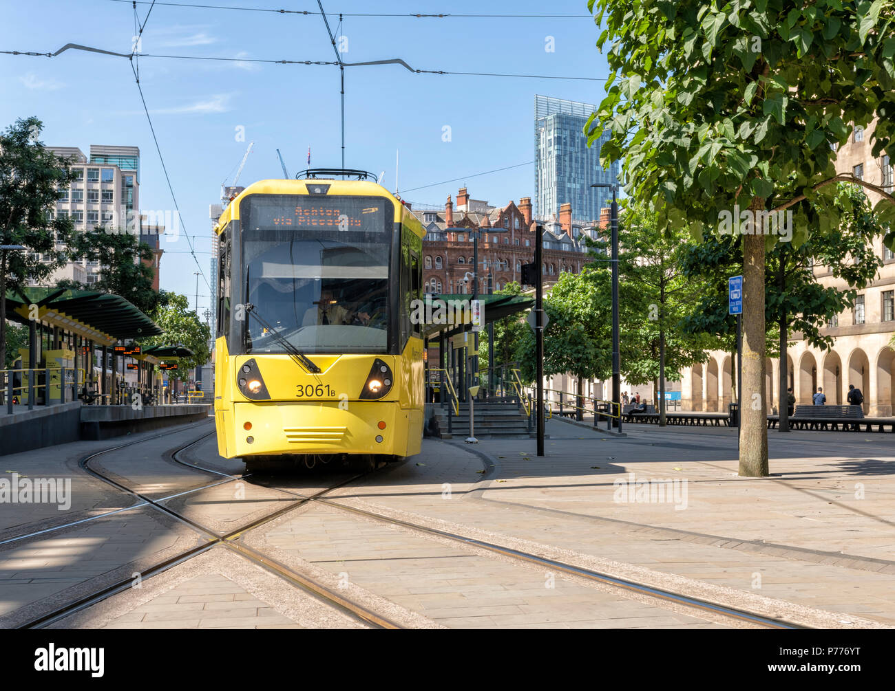 Modernen Metrolink tram herauf Passagiere an St. Peters Square im Zentrum von Manchester, Großbritannien Stockfoto