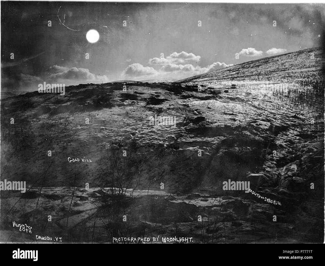 . Englisch: Gold Hill und Mund von skookum Creek von Moonlight fotografiert, Yukon Territory, Ca. 1898. Englisch: Legende zum Bild: 'Gold Hill, Mund von Skookum bei Mondschein fotografiert." Themen (LCTGM): Berge - Yukon; Skookum Creek (Yukon); Streams-- Yukon Themen (LCSH): Gold Hill (Yukon). ca. 1898 5 Gold Hill und Mund von skookum Creek fotografiert von Moonlight, Yukon Territory, ca 1898 HEGG (354) Stockfoto