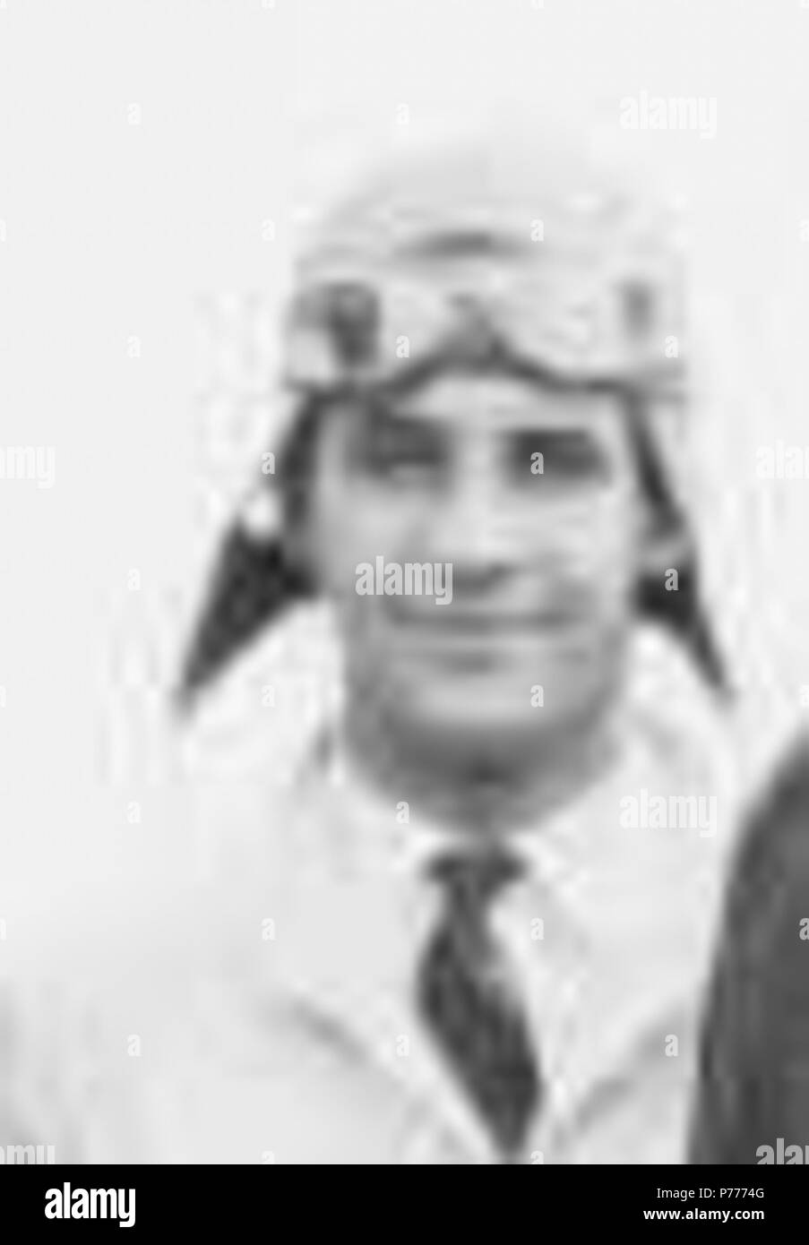 Englisch: Fahren Symbol Barney Oldfield, mit dem Hut in der Hand und Zigarre im Mund, mit den Neun fahren Mechanik, oder 'mechanicians", der die Welt Klasse Racers in der 11. und letzten Tacoma Speedway Long Distance Race im Juli begleiten würde von 1922 gestellt. Harlan Fengler, der mit kalifornischen Harry Hartz ritt, ist dritter von links neben Herrn Oldfield und Terry Curley sitzt, extremen linken, vorderen Zylinderreihe. Andere wurden nicht identifiziert. TPL TPL-2743; -3169. ca. 1922 5 Harlan Fengler 1922 (7/8) Stockfoto