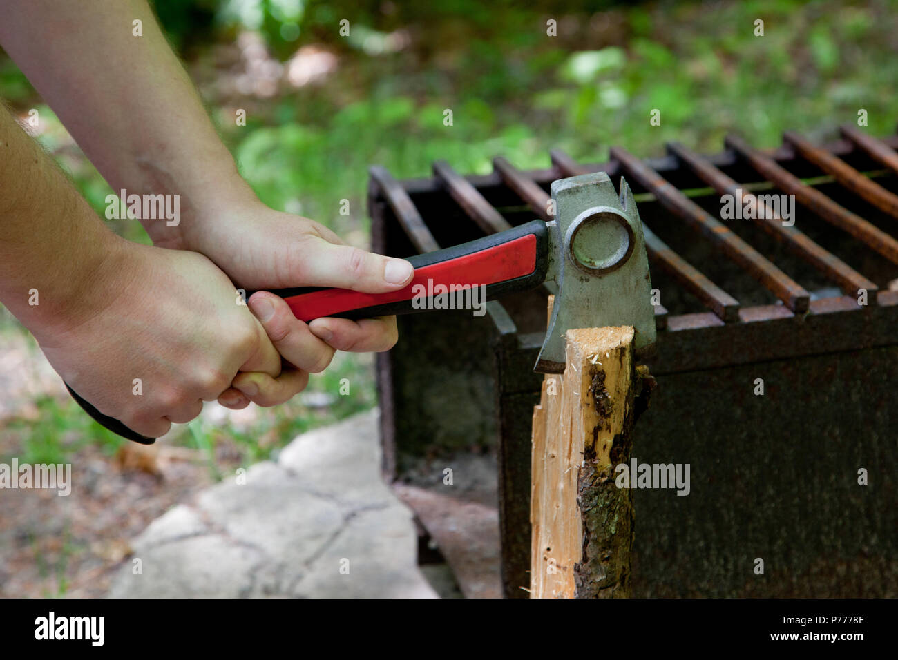 Eine kleine Hand Beil durch ein Stück Holz gespalten hat Stockfoto