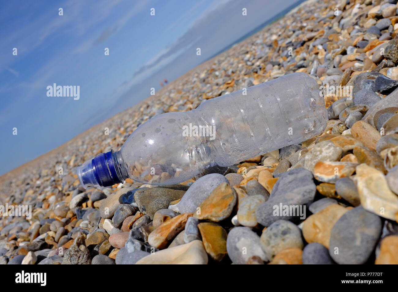 Kunststoff Flasche am Kiesstrand, cley, North Norfolk, England Stockfoto