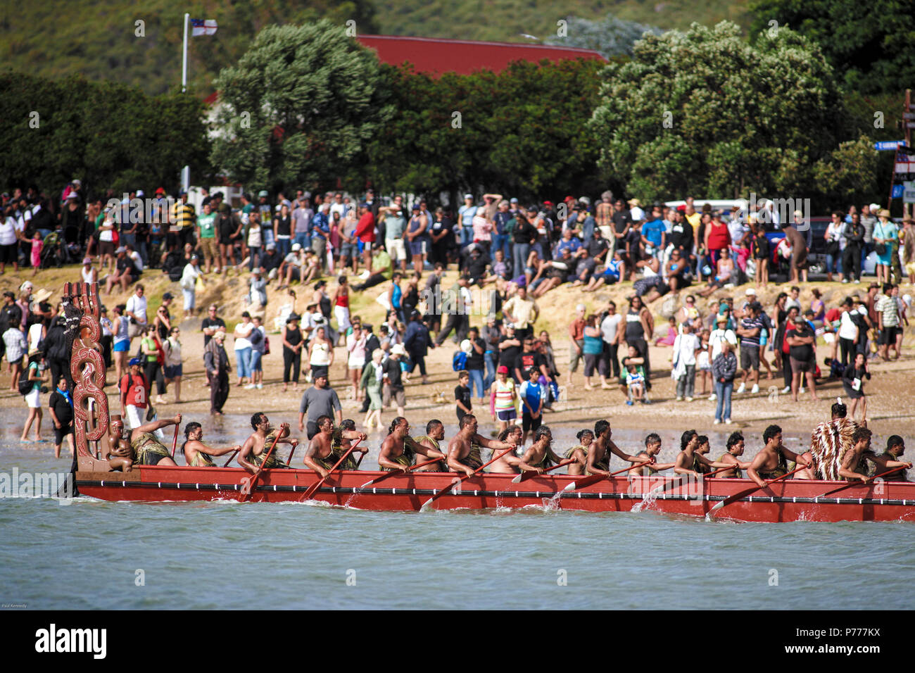 Maori warriors Paddel Waka Taua (Krieg Kanus) in Waitangi Day feiern in Waitangi, Neuseeland Stockfoto