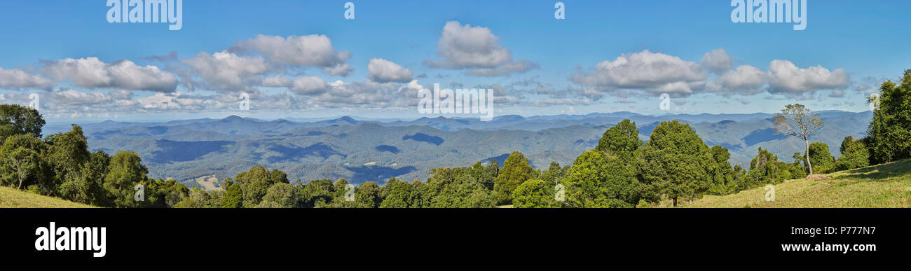 Ein Blick auf die Great Dividing Range von Griffiths Lookout, mit Wolken Casting Shadows auf der Landschaft, Dorrigo, NSW, Australien Stockfoto