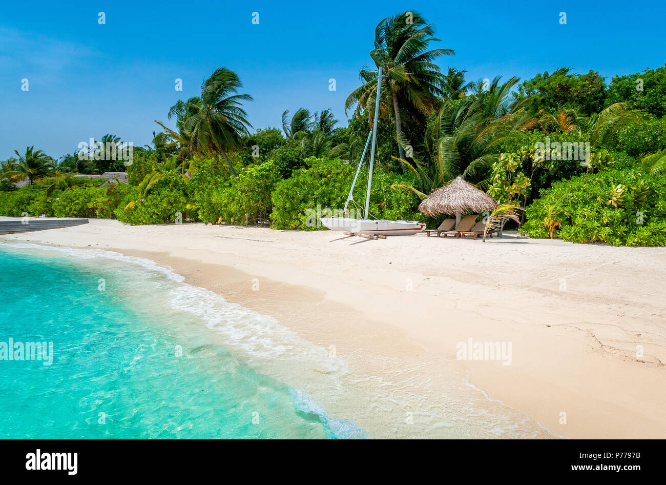 Malediven Schone Strand Von Weissem Sandstrand Tropisches Paradies Insel Mit Blauem Himmel Meer Wasser Meer Stockfotografie Alamy