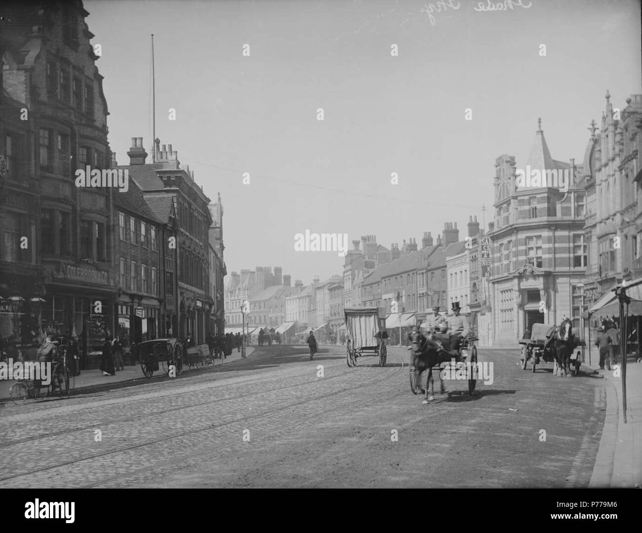 Englisch: Broad Street, Lesen, auf der Suche nach Westen, C. 1890. Auf der Südseite, Nr. 120 (Colebrook und Firma, Metzger). Auf der Nordseite, an der Ecke der Cross Street, Nr. 24 und 25 (der Ca [ital und Grafschaften Bank). Es gibt mehrere Pferd gezogenen Fahrzeugen auf der Straße und mehrere Grabhügel. 1890-1899; Glas negativ, Feld 19 Nr. 8134, von H. W. verspotten. 1890 12 Broad Street, Lesen, auf der Suche nach Westen, C. 1890 Stockfoto