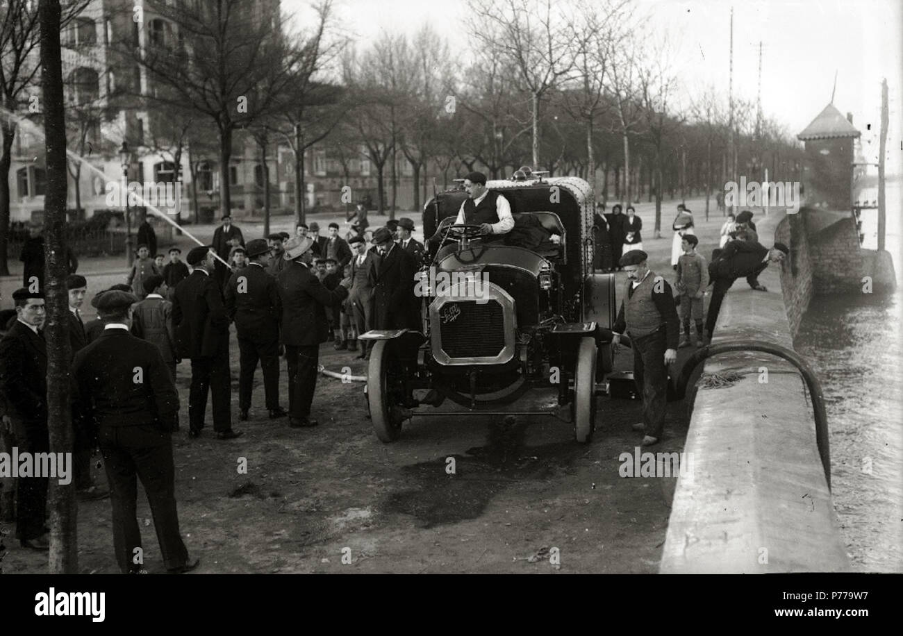 12 Camión del servicio Municipal de Limpieza en el Paseo del Árbol de Gernika (3 de 3) - Fondo Car-Kutxa Fototeka Stockfoto