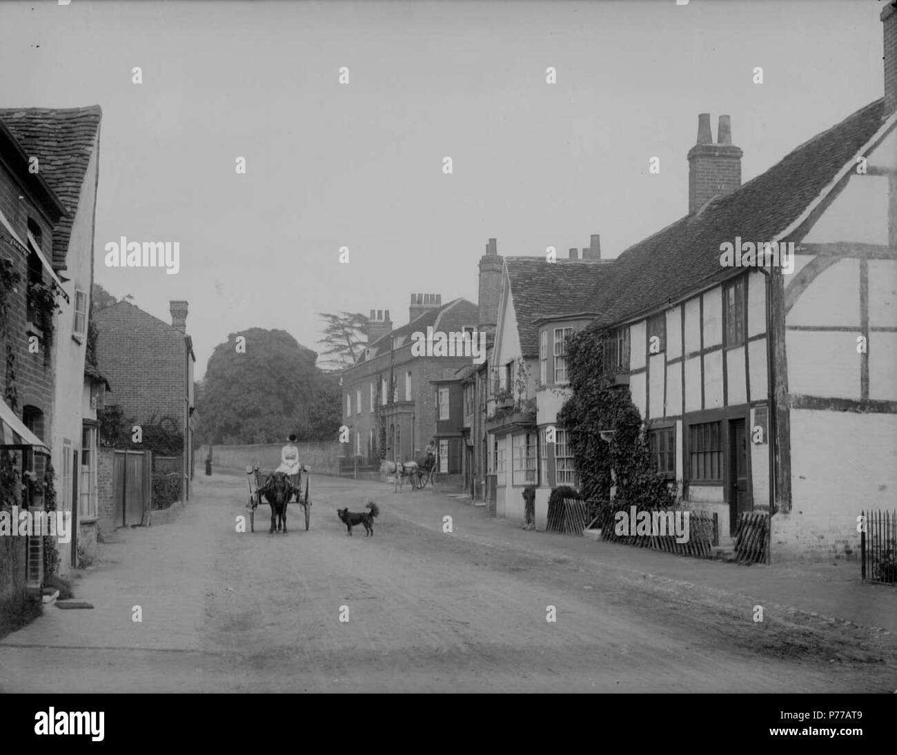 Englisch: Church Street, Wargrave, auf der Suche nach Osten, C. 1888. Auf der Südseite sind Wargrave Haus, ein wenig mager und hager Cottage. 1880-1889; Glas negative von H. W. verspotten, Feld 19, Nr. 7025. 1888 17 Church Street, Wargrave, C. 1888 Stockfoto