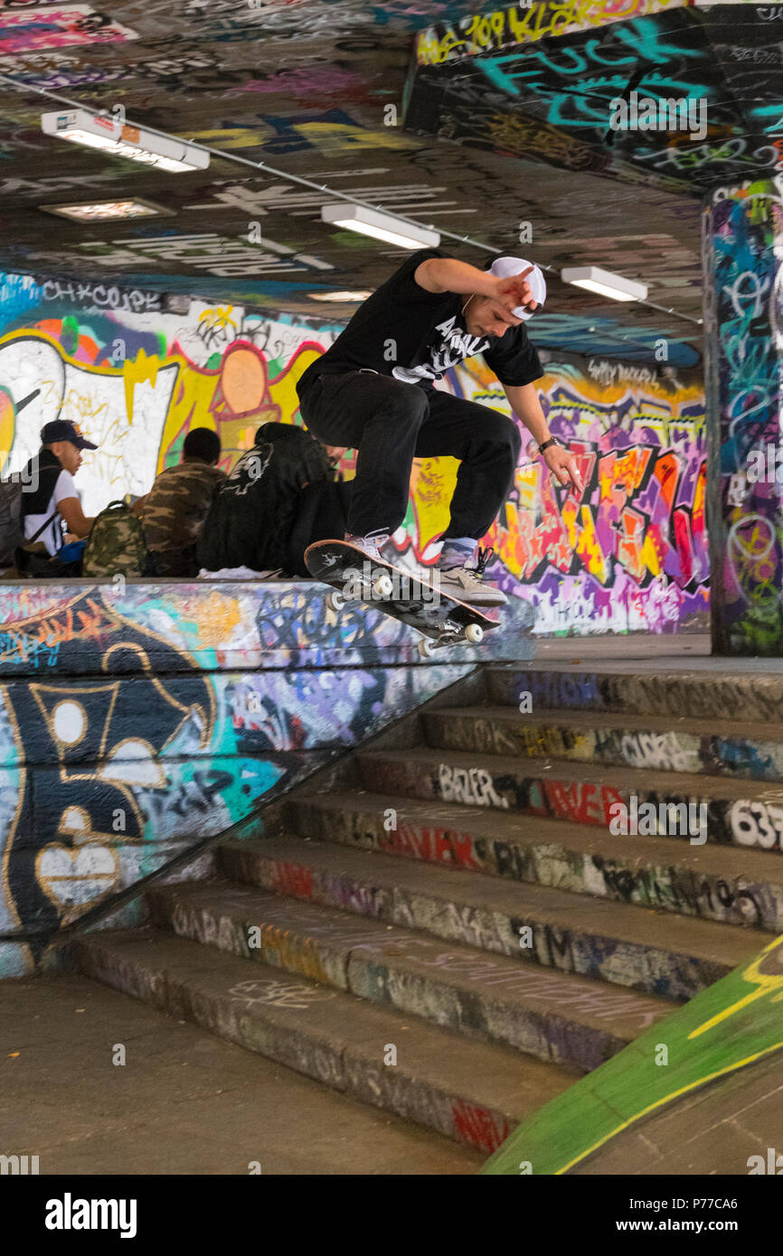 Londoner Southbank Centre Skatepark graffiti Skater in Air Flug Treppen Schritte skateboarding springen Trick action Skill akrobatische Stockfoto