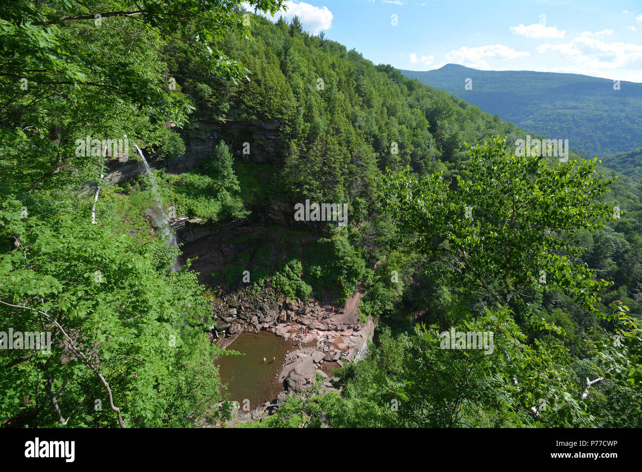 Auf der Suche nach unten auf Kaaterskill Schwimmen Loch fällt. Stockfoto