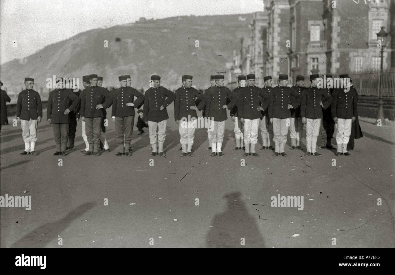 Español: Título original: Maniobras militares en la playa de Ondarreta (5/6) Lokalisation: in San Sebastián (Guipúzcoa). 1916 45 Maniobras militares en la playa de Ondarreta (5 de 6) - Fondo Car-Kutxa Fototeka Stockfoto