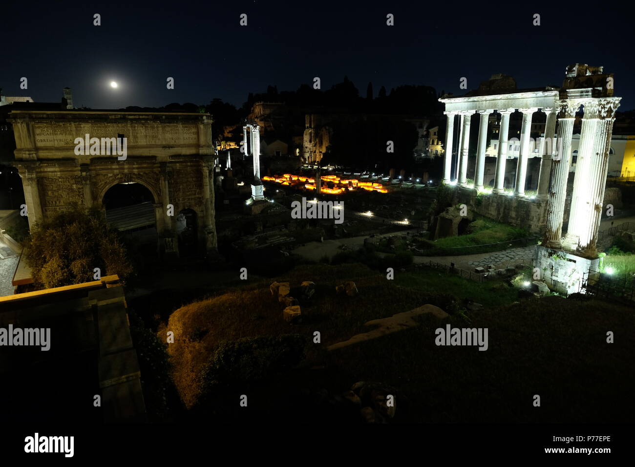 Septimius Severus Bogen mit Tempel des Vespasian und Titus und das Forum Romanum in Rom, Italien Stockfoto