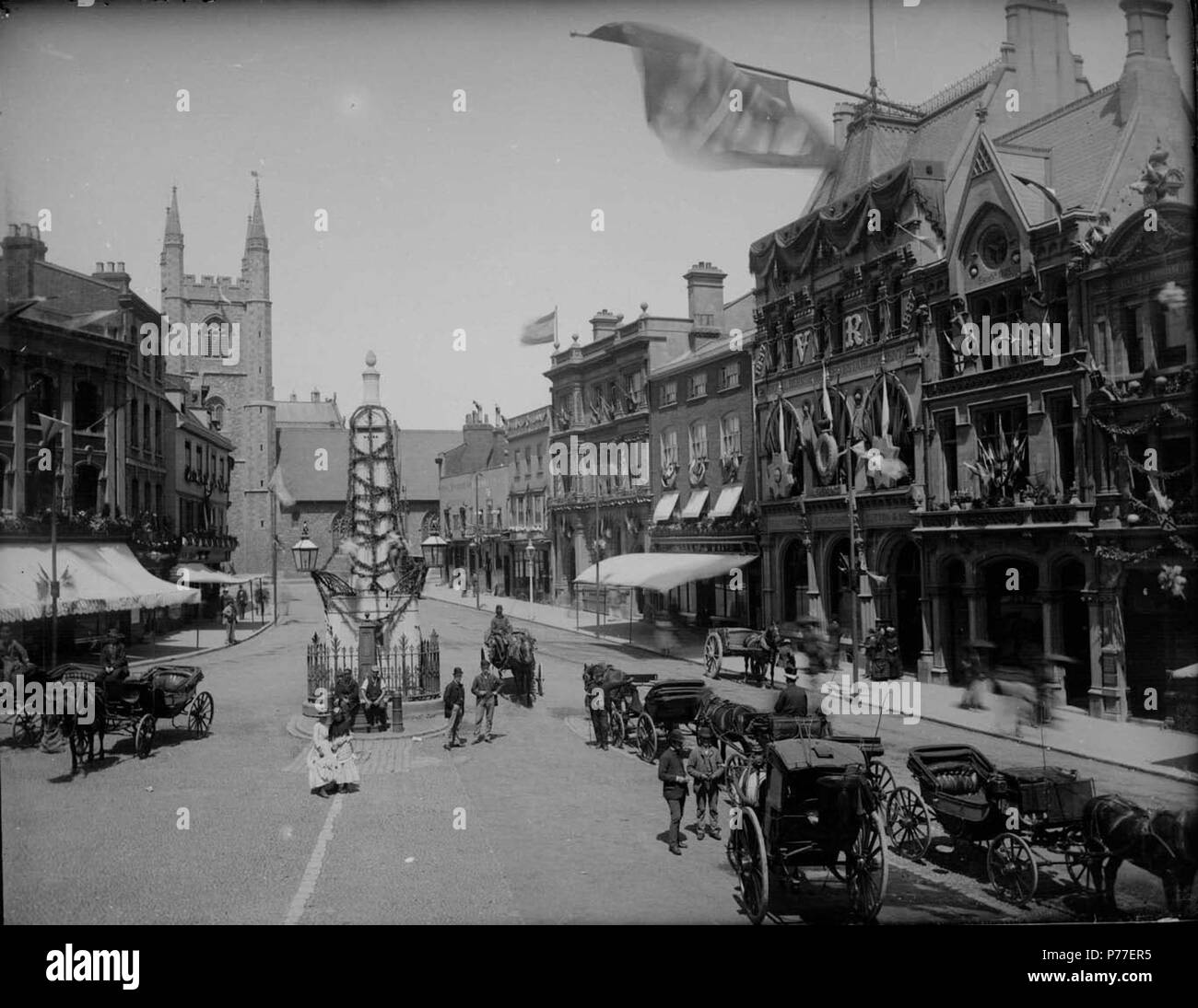 Englisch: Market Place, Lesen, auf der Suche nach Norden in Richtung St. Laurence's Kirche, 1887. Die Simeon Obelisk, entworfen von Sir John Soane, ist garlanded den Goldenen Jubiläum der Queen Victoria zu feiern. Auf der Westseite, Nr. 33 und 34 (J. S. Lachs und Sohn, Kaffee Händler). Auf der Ostseite, Nr. 21 und 20 (die Royal Standard Inn); Nr. 19 und 18 (die Elephant Inn); Nr. 17 (Frank Cooksey, Makler); Nr. 16, 15, 14 und 13 (London und County Bank); Nr. 12 und 11 (Morris und Davis, Schneider); Nr. 8 (Sutton und Söhne, seedsmen); Nr. 7 ("Lesung Quecksilber" Büro); Nr. 6 (George Russell Butler, Immobilien Stockfoto Englisch: Market Place, Lesen, auf der Suche nach Norden in Richtung St. Laurence's Kirche, 1887. Die Simeon Obelisk, entworfen von Sir John Soane, ist garlanded den Goldenen Jubiläum der Queen Victoria zu feiern. Auf der Westseite, Nr. 33 und 34 (J. S. Lachs und Sohn, Kaffee Händler). Auf der Ostseite, Nr. 21 und 20 (die Royal Standard Inn); Nr. 19 und 18 (die Elephant Inn); Nr. 17 (Frank Cooksey, Makler); Nr. 16, 15, 14 und 13 (London und County Bank); Nr. 12 und 11 (Morris und Davis, Schneider); Nr. 8 (Sutton und Söhne, seedsmen); Nr. 7 ("Lesung Quecksilber" Büro); Nr. 6 (George Russell Butler, Immobilien Stockfoto