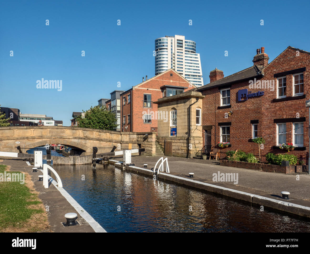 Büro Schloss am Leeds und Liverpool Canal mit Bridgewater Platz hinter Leeds West Yorkshire England Stockfoto